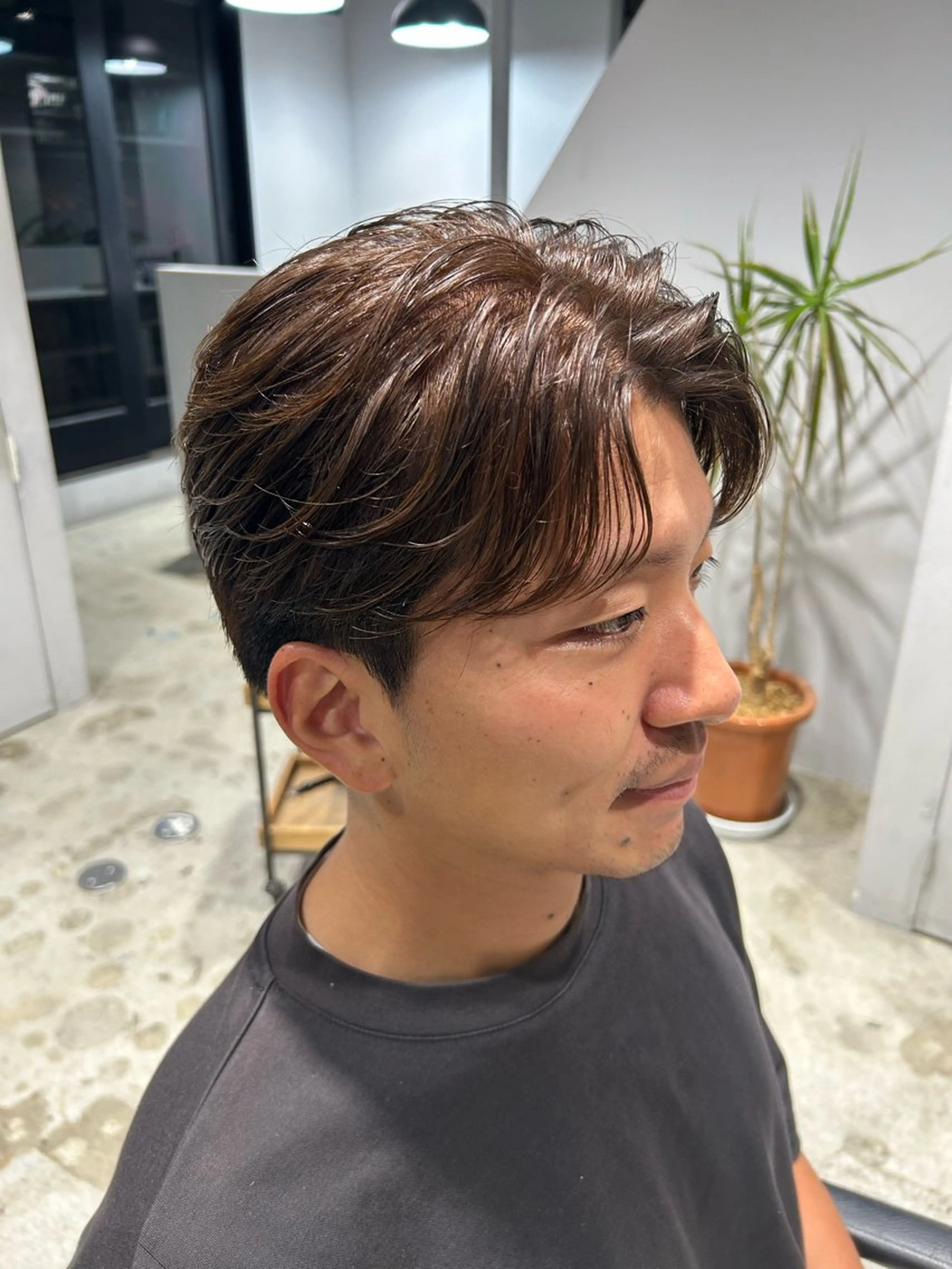 ミディアム カラー メンズ ミディアムパーマ メンズブリーチ ビジネス ダウンパーマ フェードカット ブリーチなしブラウン /リタッチ/ANRIのヘアスタイル