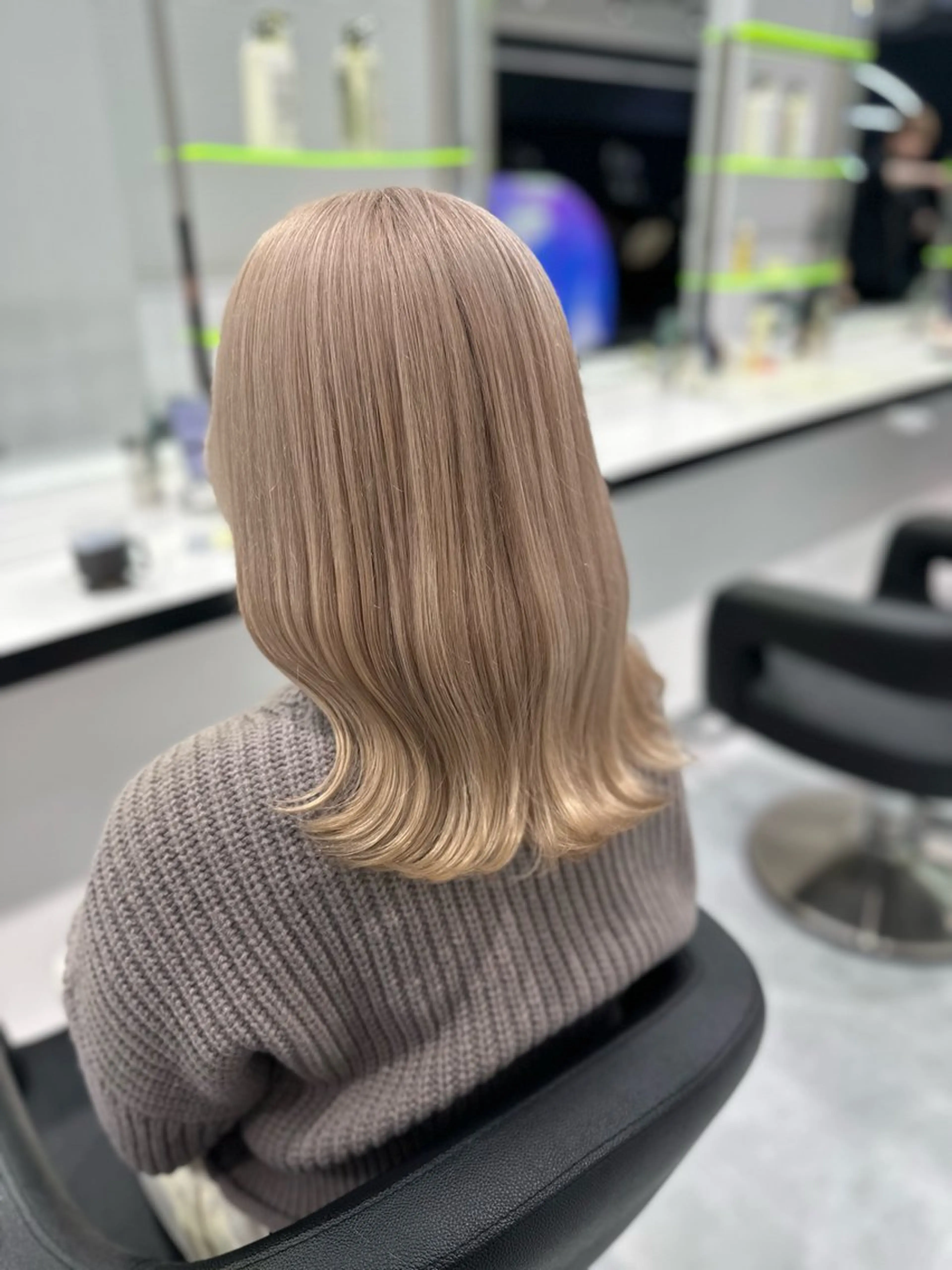 ミディアム カラー ヘアカラー ヘッドスパ 🫧ハイトーン🫧 ベージュ🫧徹哉のヘアスタイル