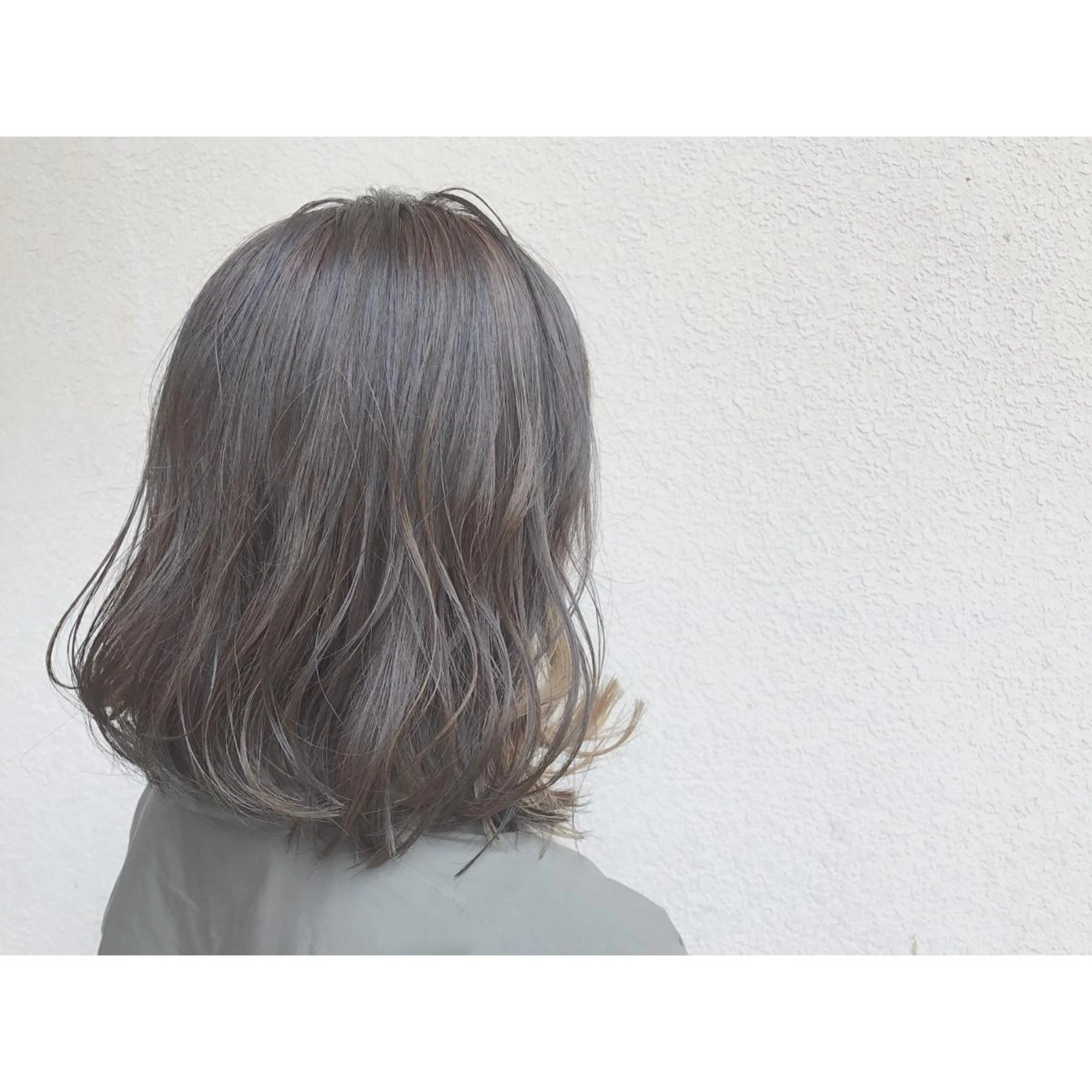 ミディアム カラー 切りっぱなしボブ グレージュ ハイライトカラー インナーカラー ボブ なかにし まゆみのヘアスタイル