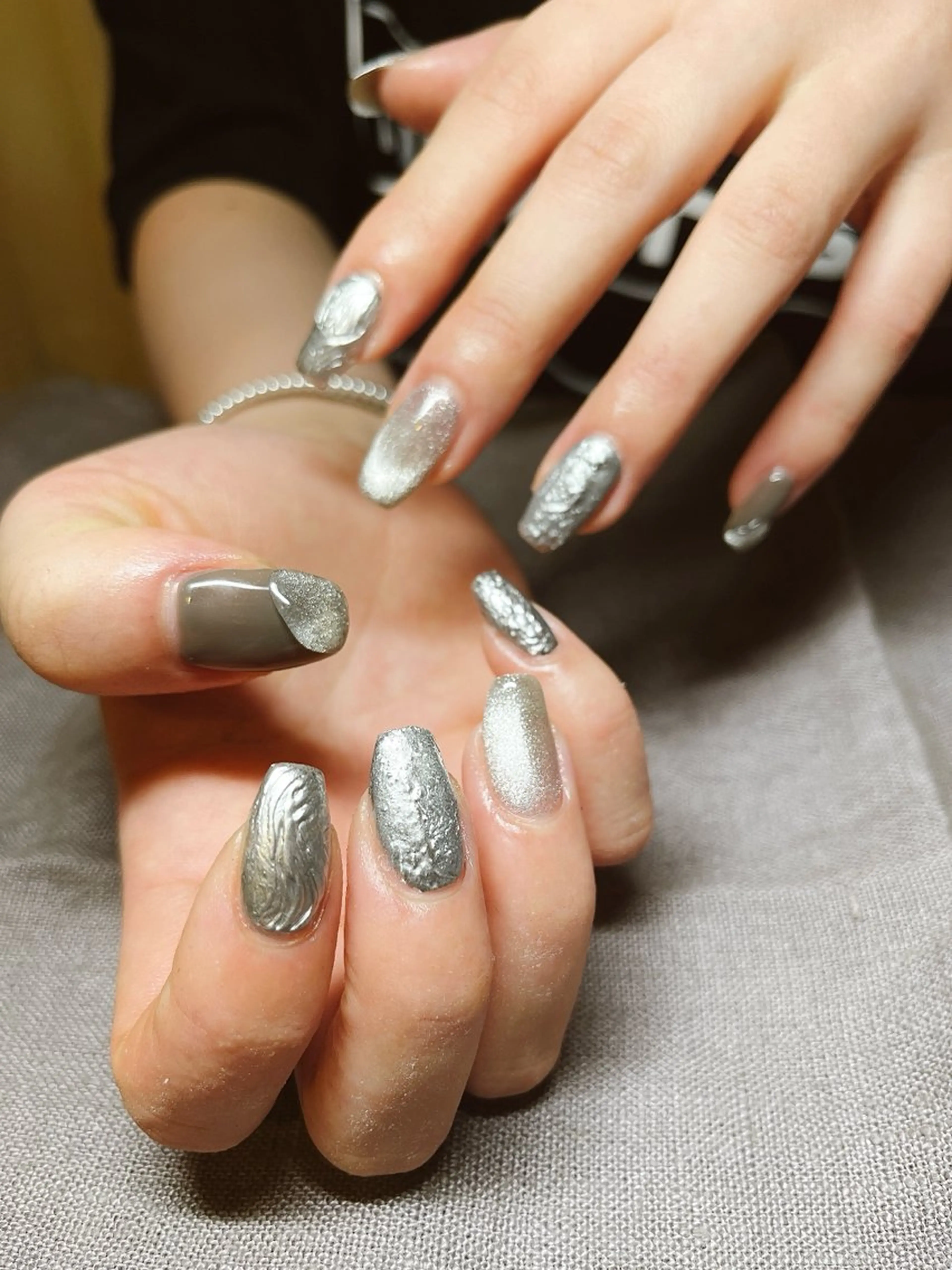 ネイル 持ち込み ニュアンスネイル シルバー atelier mofのネイルデザイン