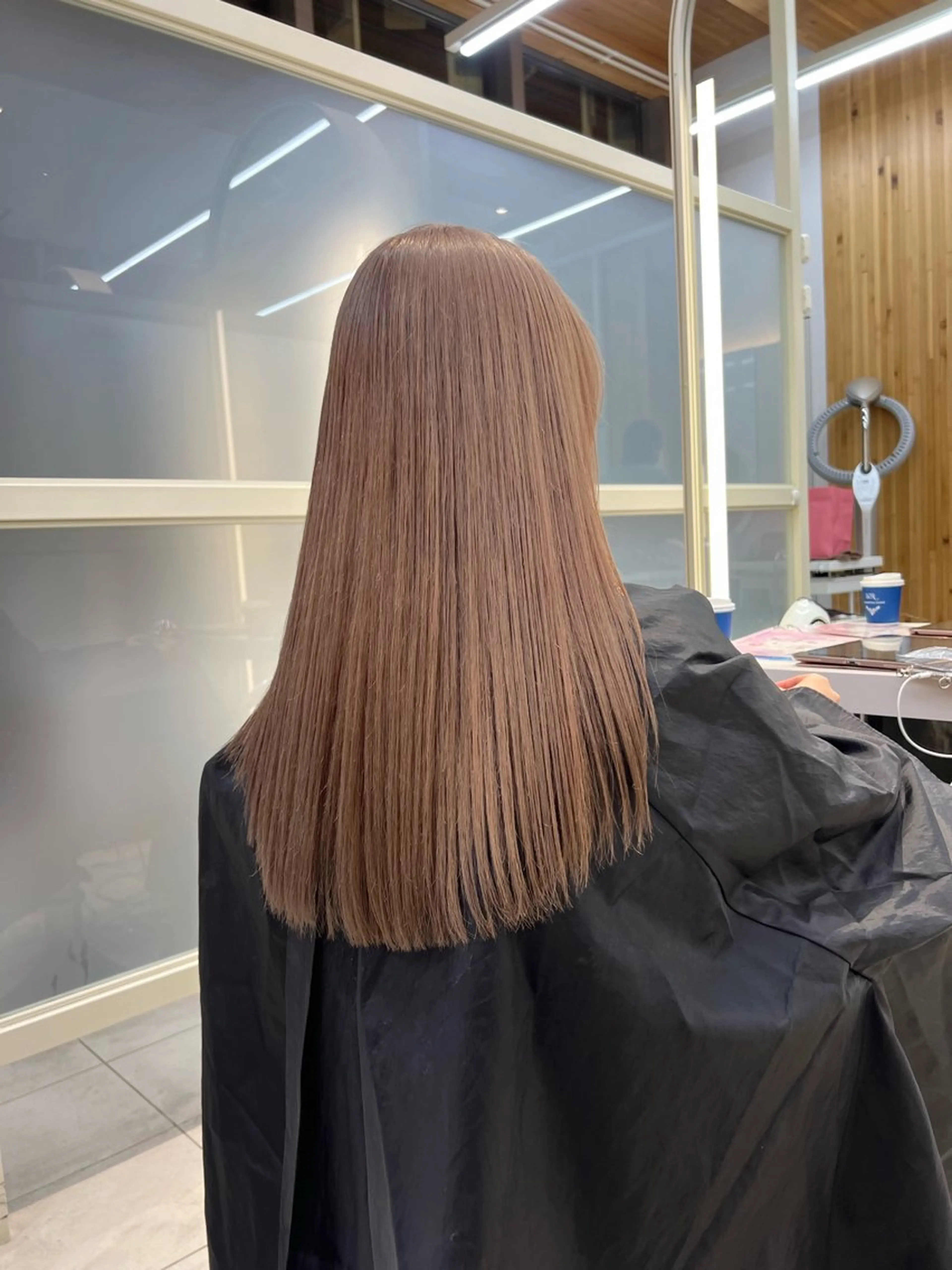 セミロング カラー アッシュ アッシュブラウン ブリーチ ブラウンカラー ケアブリーチ ヘアカラー トリートメント ヘアセット ニュアンスレイヤー ハイトーンカラーのヘアスタイル