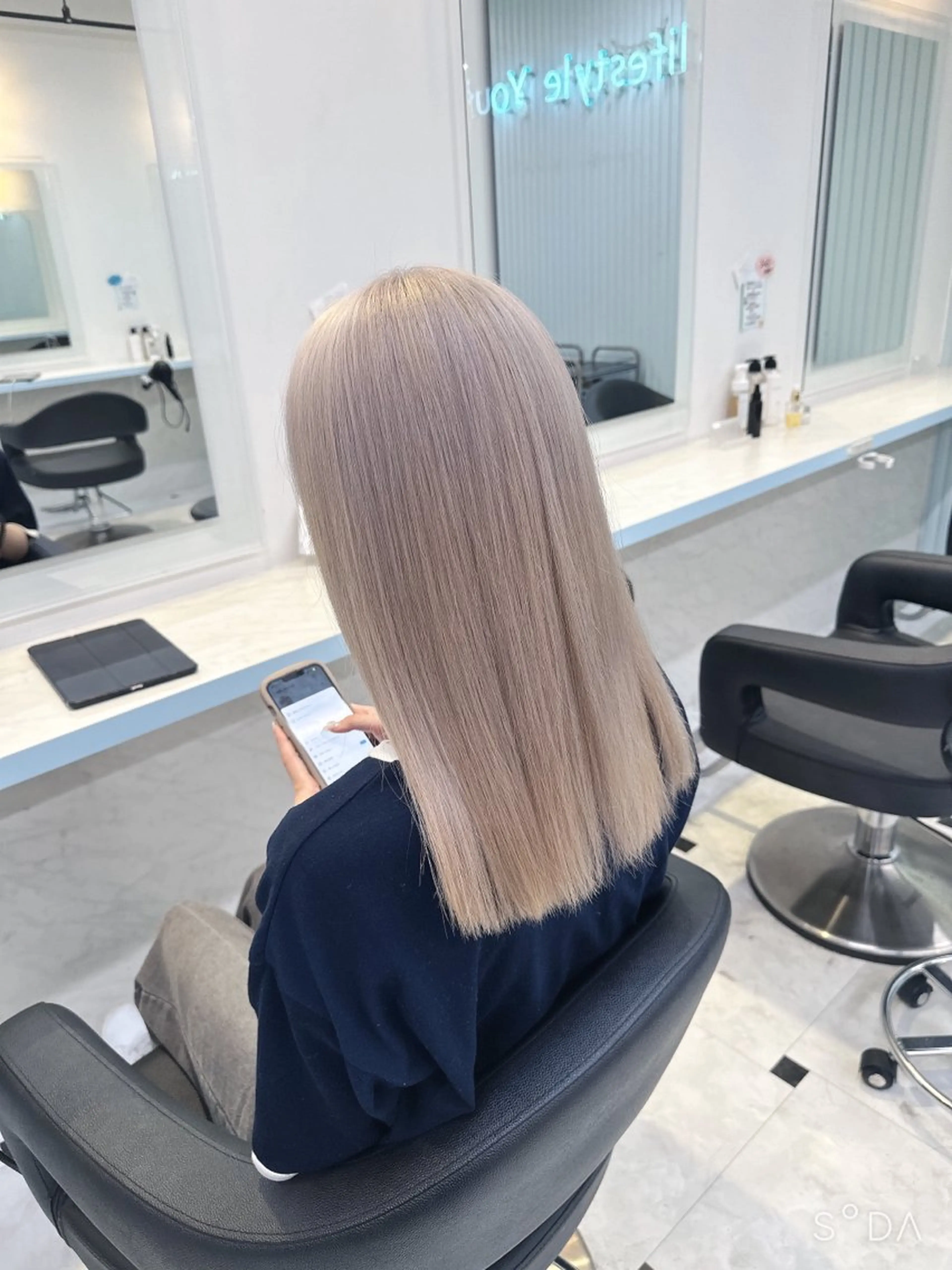 セミロング カラー 🪄池袋ハイトーン 🪄ブリーチカラーのヘアスタイル