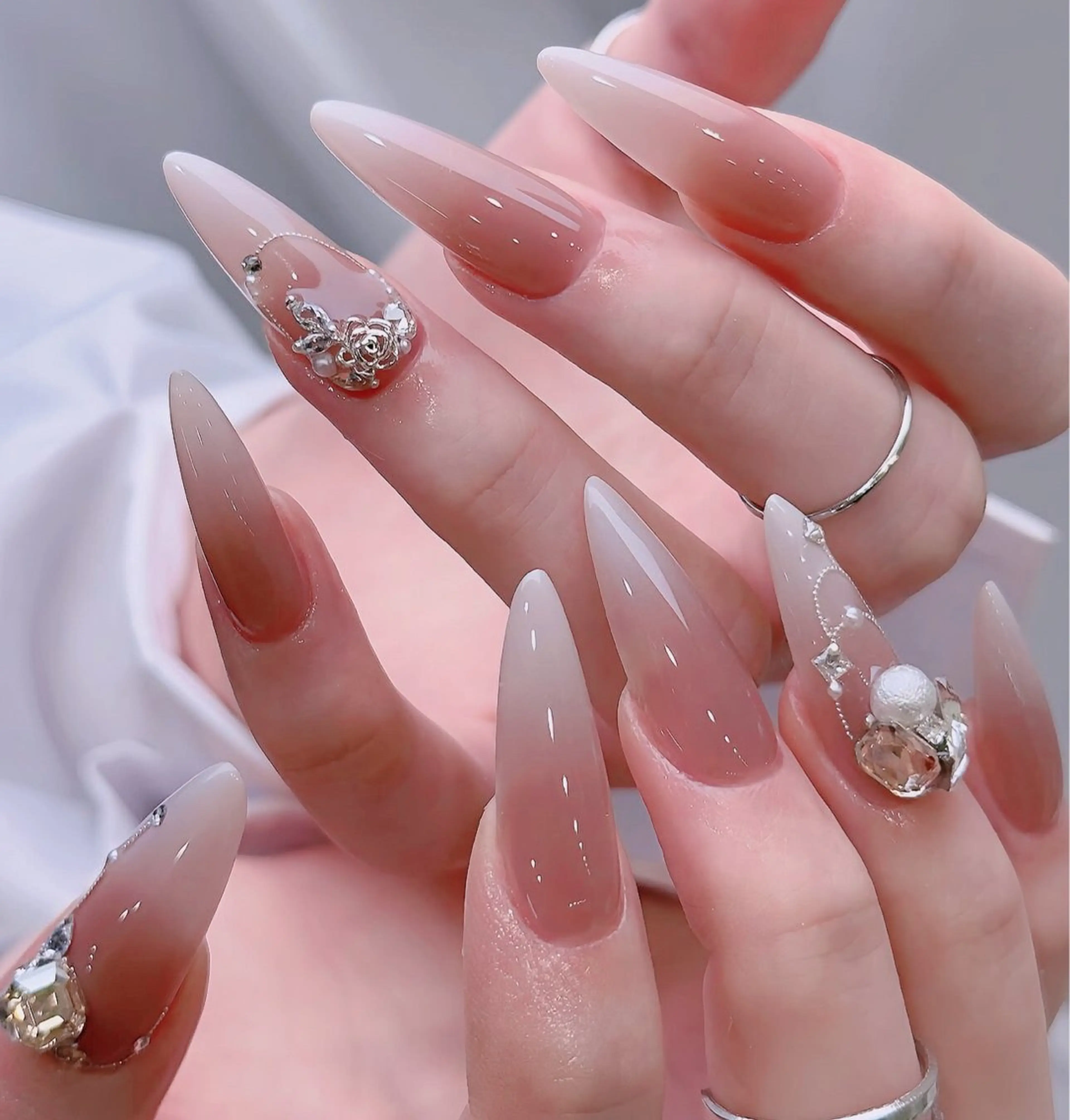 ネイル フレンチネイル ジェルネイル ハロウィン キラキラネイル 韓国ネイル H.babynailsalon所属・H.baby Nail Salonのネイルデザイン