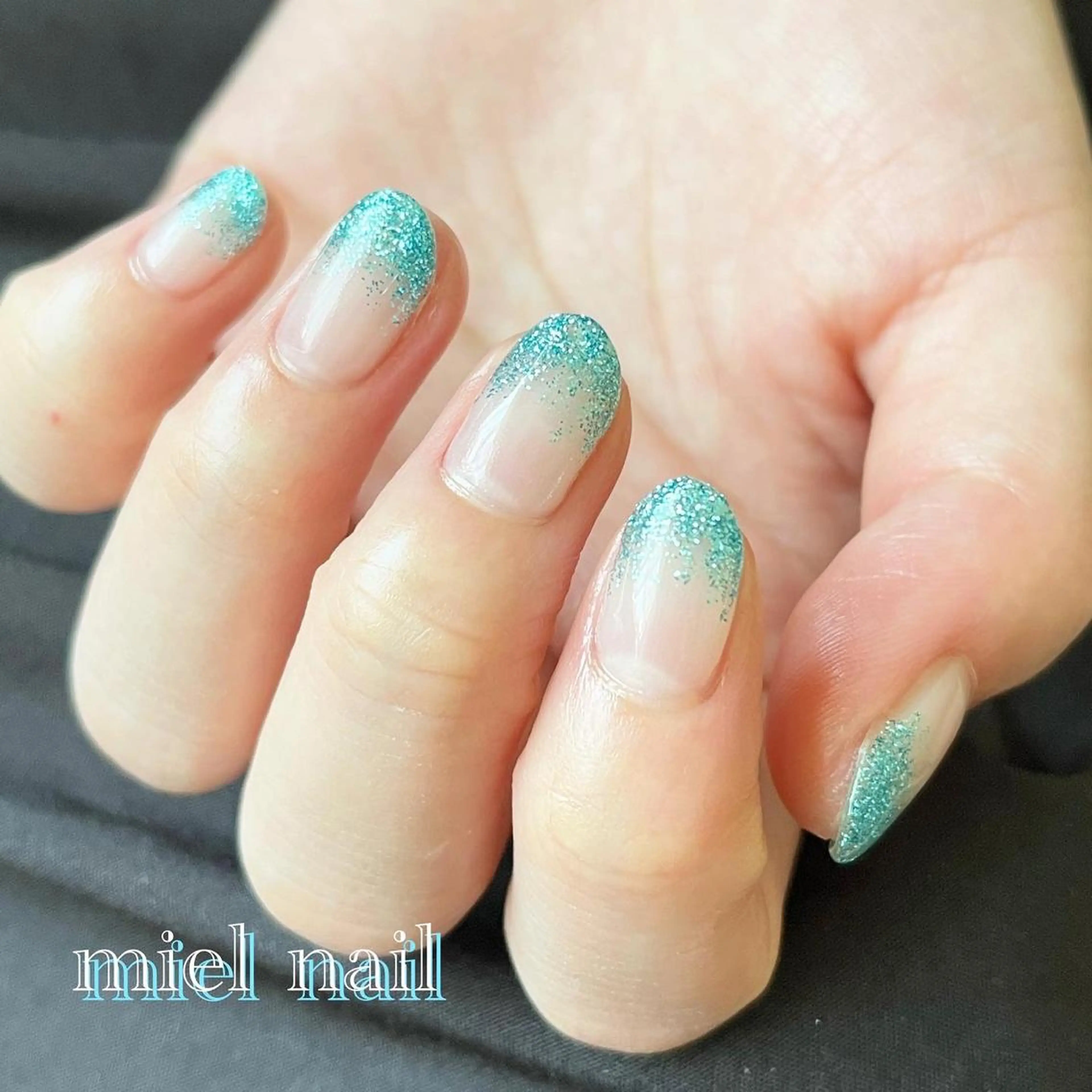 ネイル ブルー グラデーション ラメ(グリッター) ラメグラデーション 夏ネイル ハンドネイル miel nailのネイルデザイン