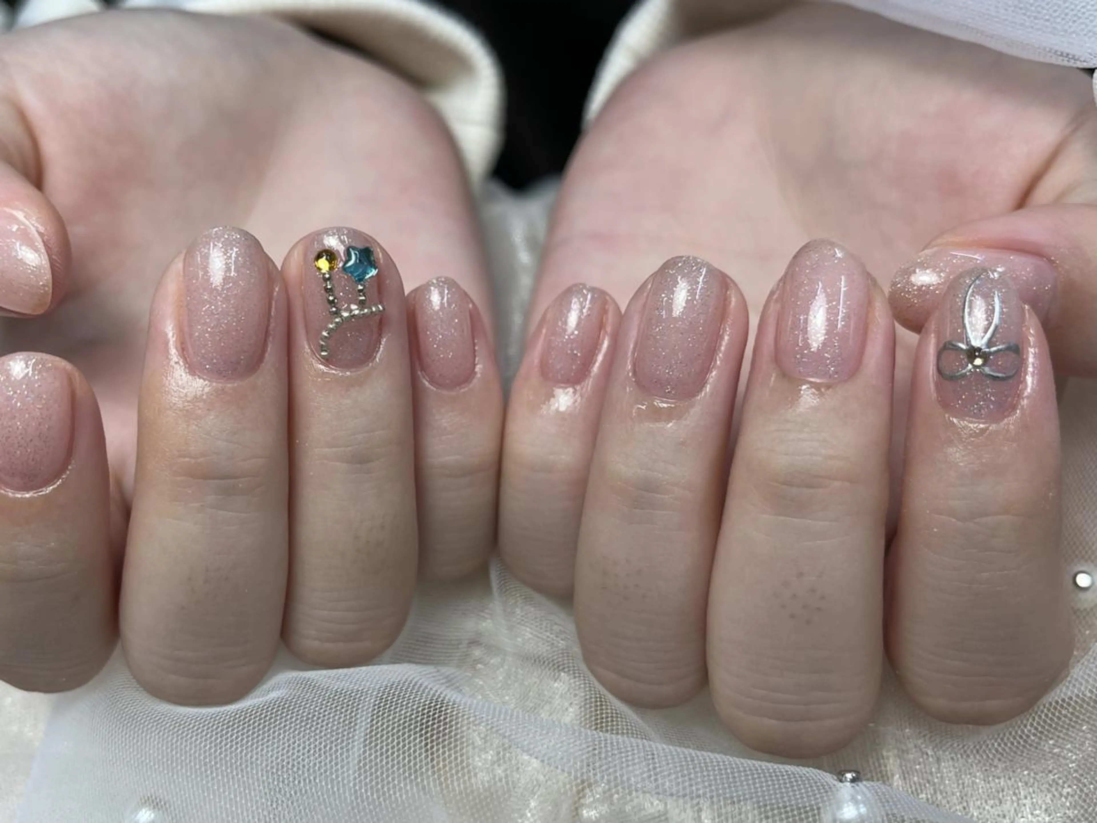 ネイル ラメ(グリッター) ピンク シンプルネイル ストーンネイル ハンドネイル ToliyDeliy Nail Salonのネイルデザイン