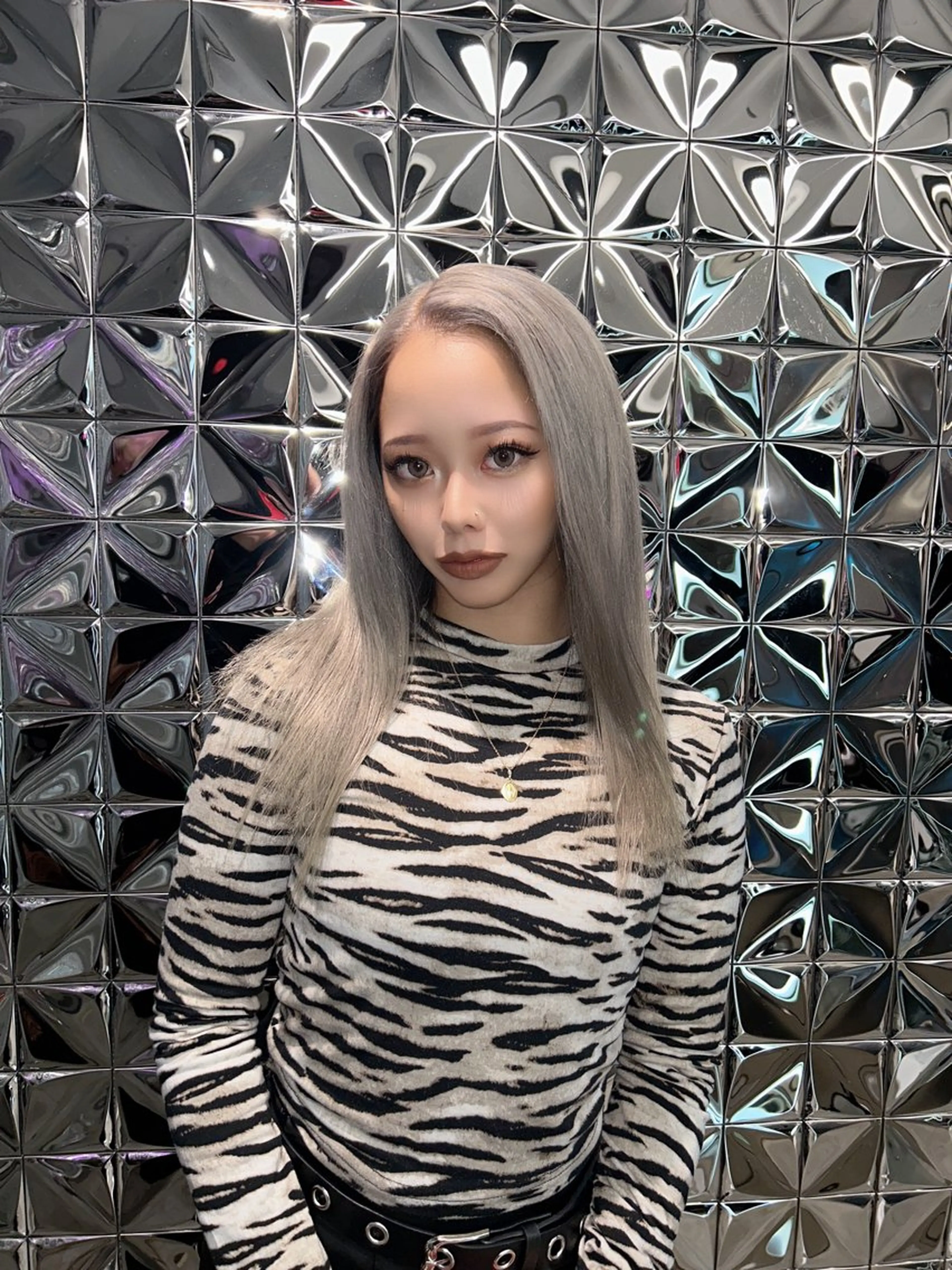 ミディアム カラー ダブルカラー シルバー トリートメント ヘアカラー CHAiL所属・カラーエクステ koukiのヘアスタイル