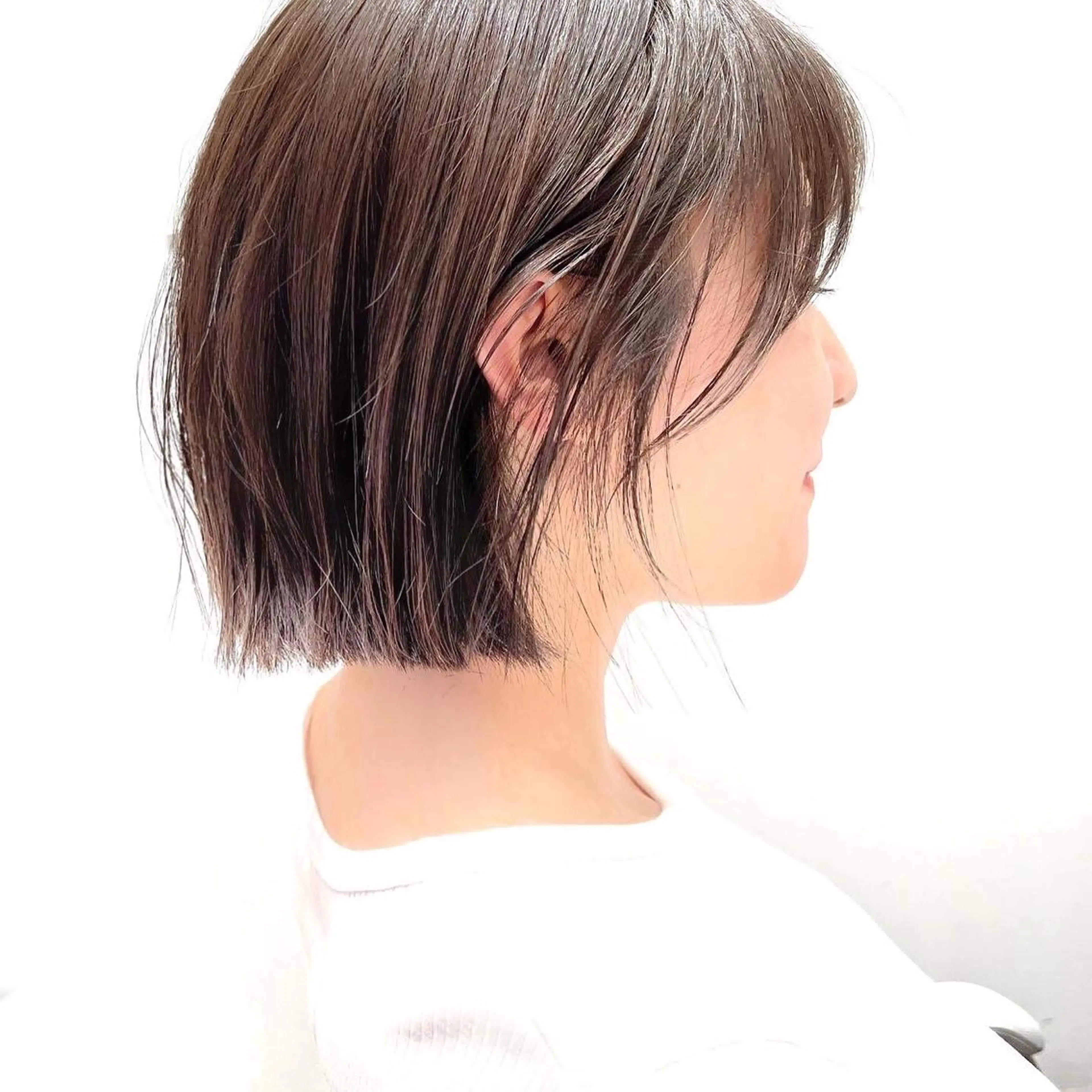 ショート カラー 切りっぱなしボブ 前下がりボブ ブリーチ グレージュ イルミナカラー カット ヘアカラー トリートメント ニュアンスレイヤー ハイトーンカラーのヘアスタイル
