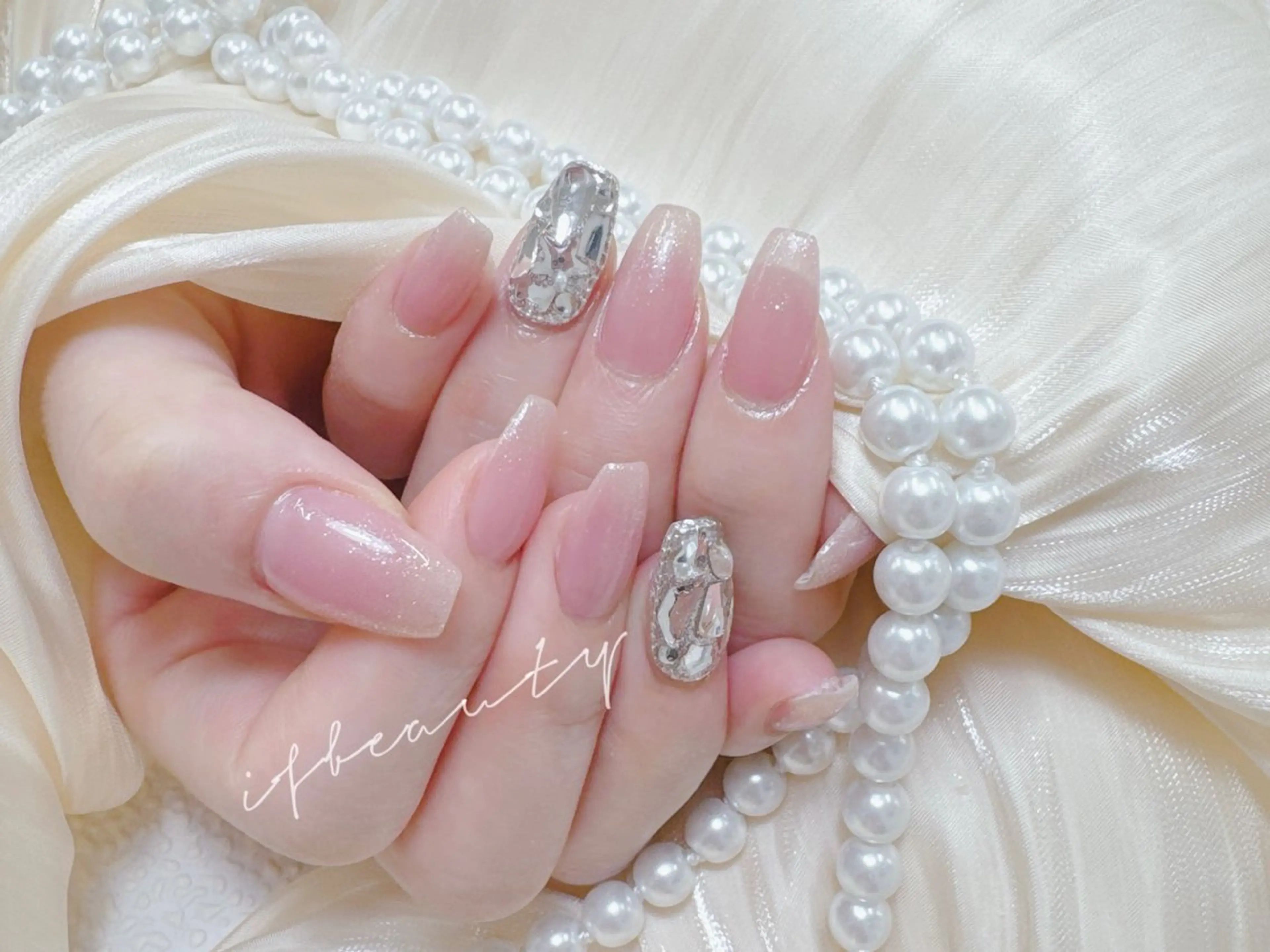 ネイル キラキラネイル 韓国ネイル ワンホンネイル 冬ネイル ハンドネイル If beauty salon1号店所属・イフ ビューティーのネイルデザイン