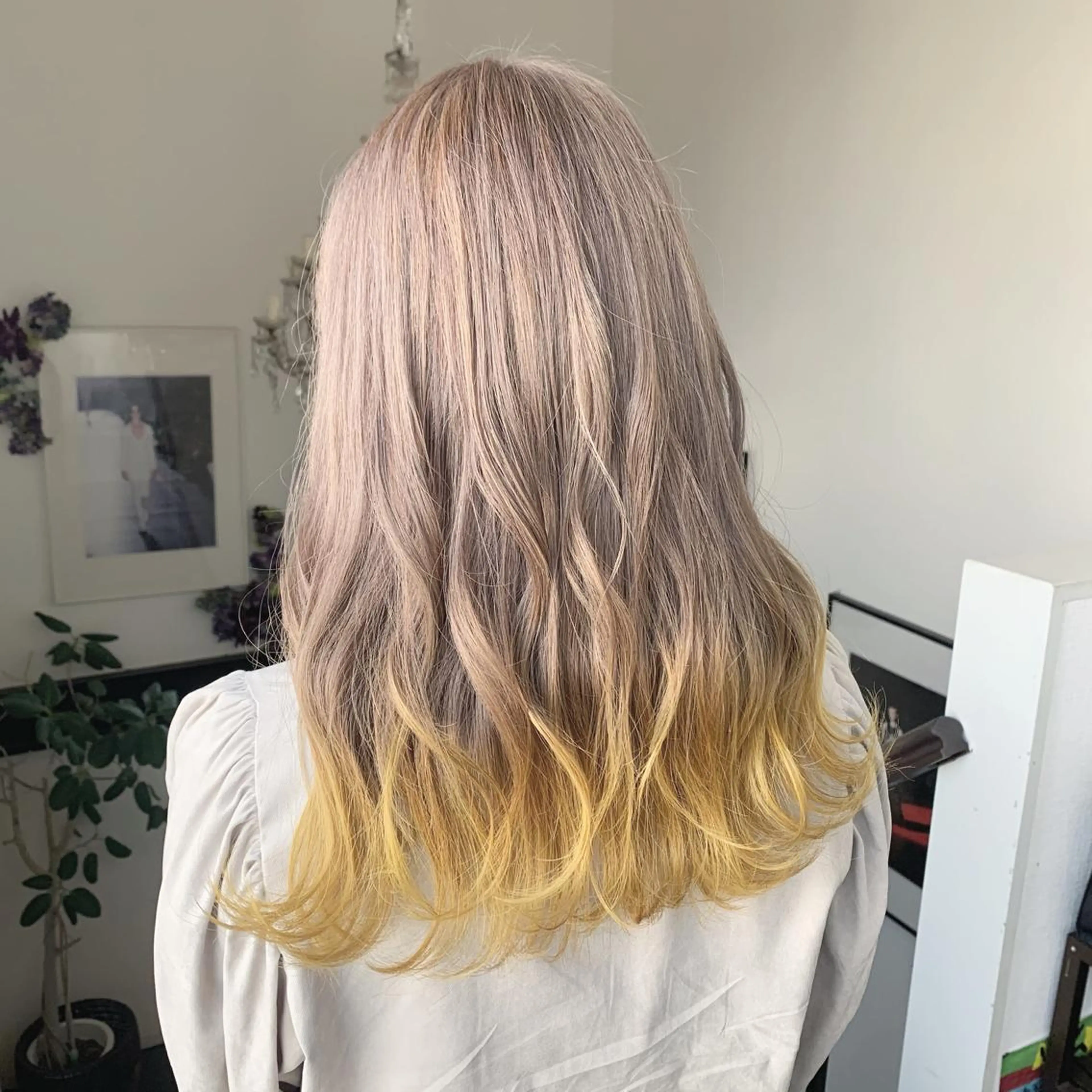 ロング カラー グレージュ イエローカラー ヘアカラー 袴田 伊代のヘアスタイル
