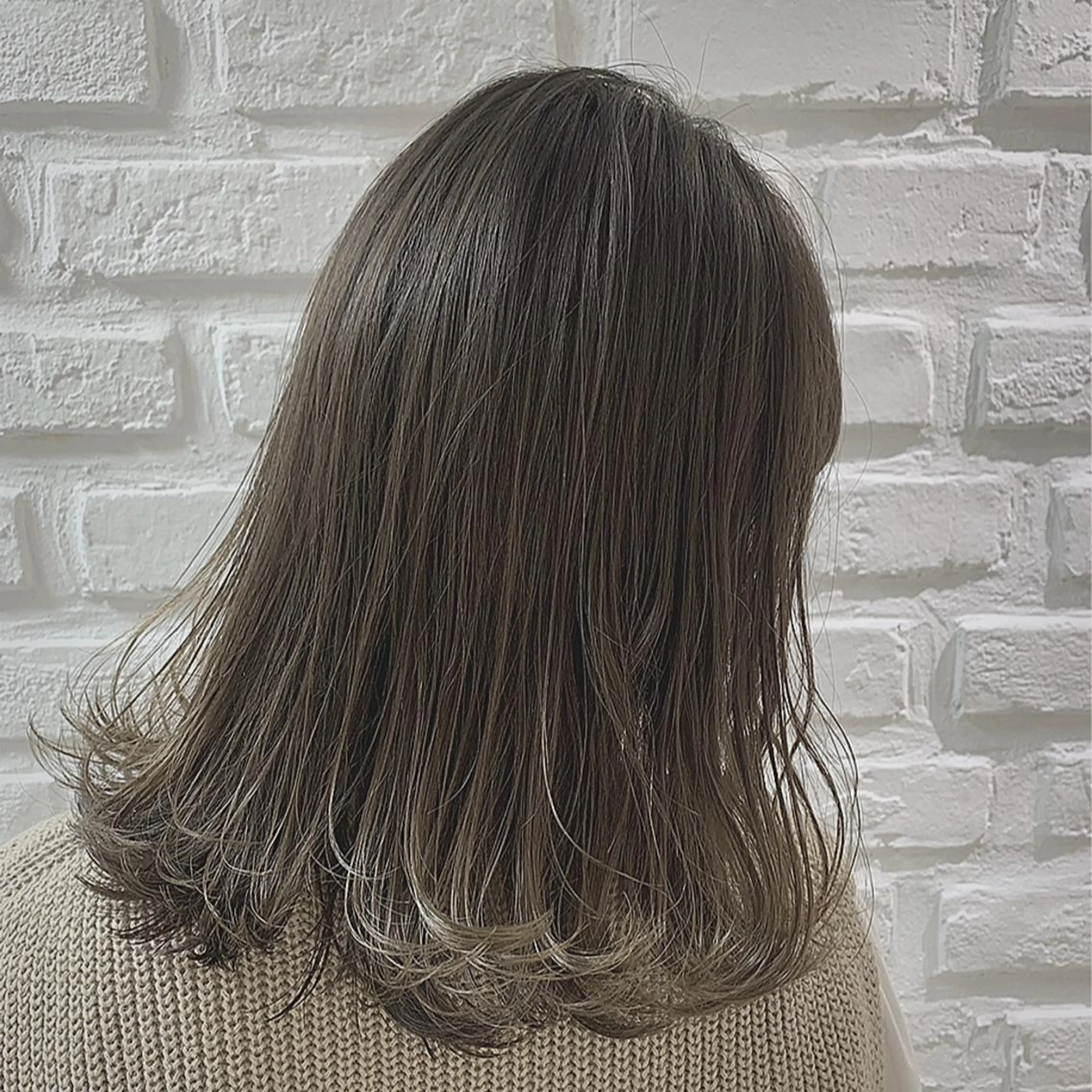 ミディアム カラー ベージュカラー イルミナカラー ミルクティーベージュ 切りっぱなしロブ 外ハネヘア カット ヘアカラー トリートメント 【デザインカラー】 粥川佳日望のヘアスタイル