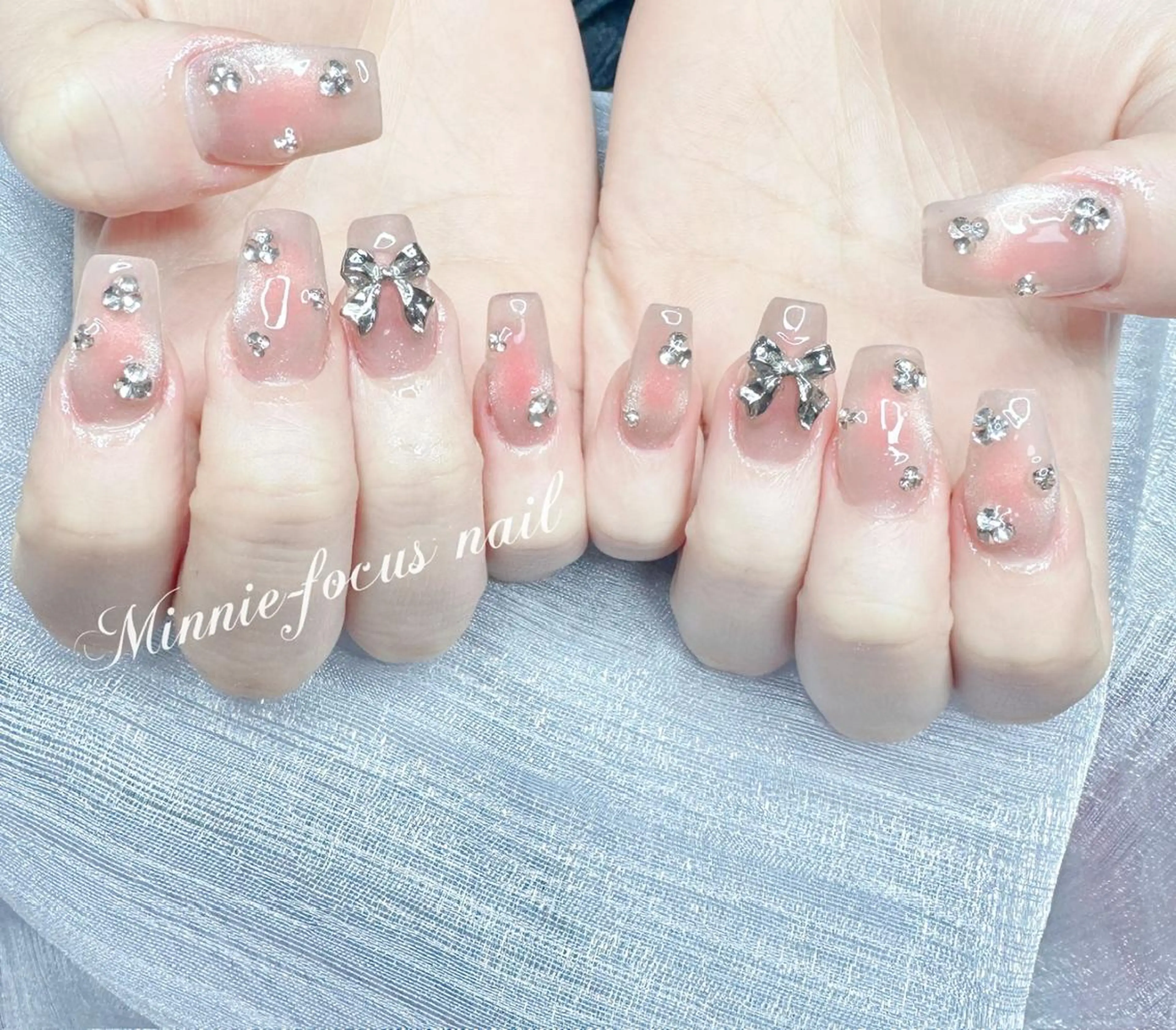 ネイル チークネイル フレンチネイル キラキラネイル 韓国ネイル マグネットネイル ハンドネイル 🧸Lydia nail✨のネイルデザイン