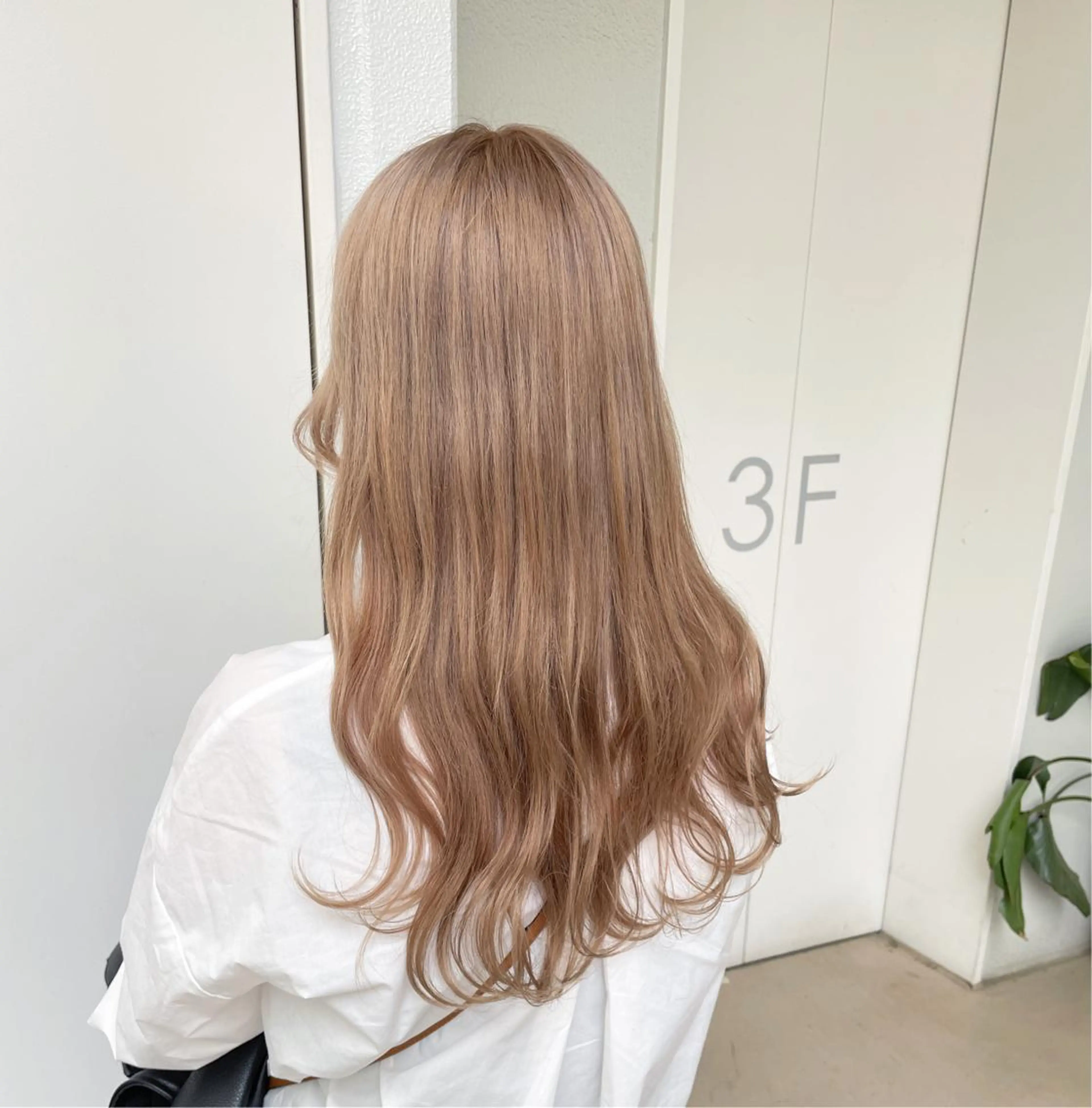 ロング カラー ヘアアレンジ ベージュカラー ミルクティーベージュ ヘアカラー トリートメント ヘッドスパ ヘアセット 艶髪✨寒色カラー✨ 翁長孝輔のヘアスタイル