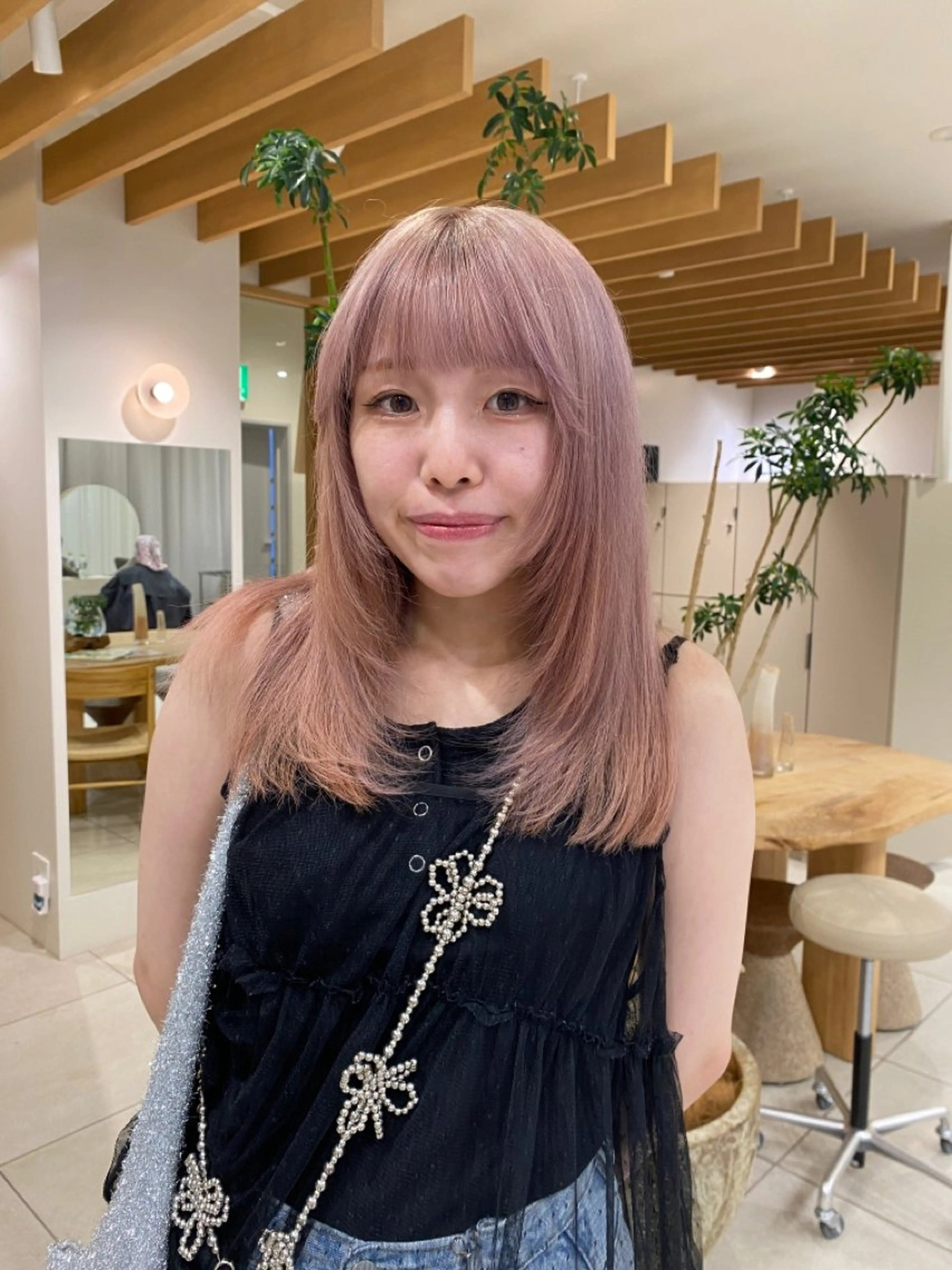 セミロング カラー ベージュカラー ピンクカラー ピンクベージュ レイヤーカット キタ リオナのヘアスタイル