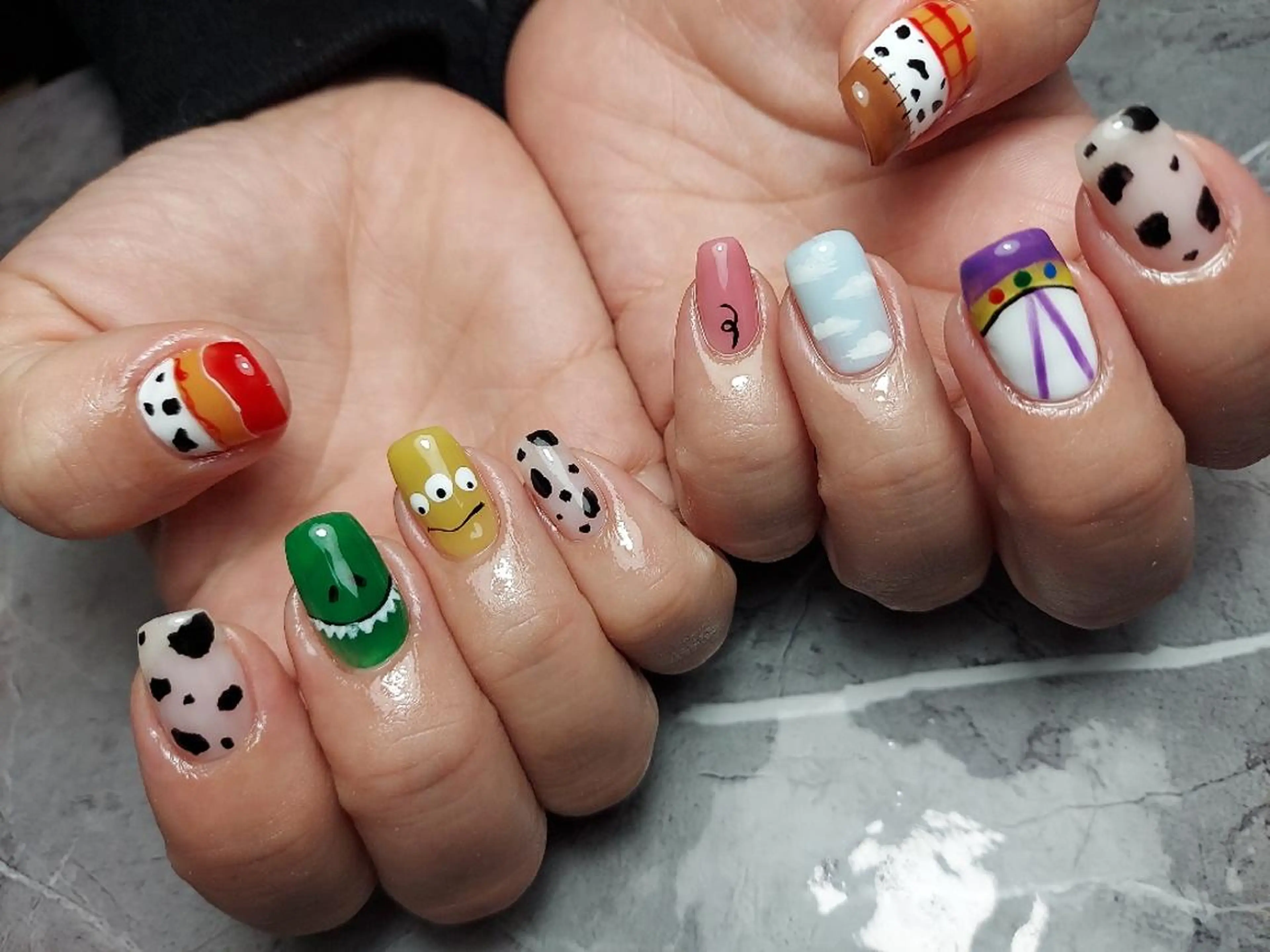 ミディアム ハンドネイル Nailspeace Omalyのネイルデザイン