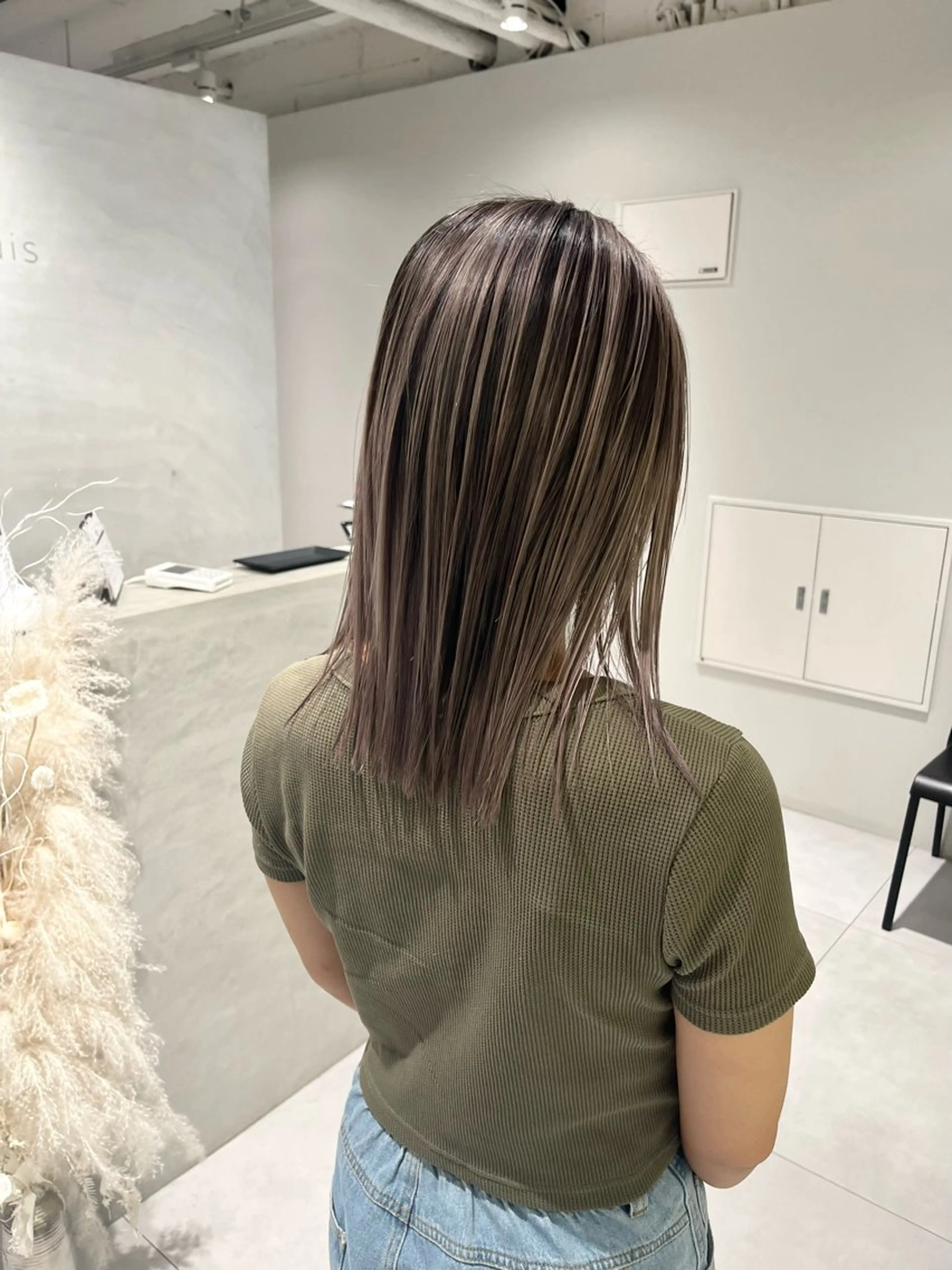セミロング カラー ヘアカラー バレイヤージュ ハイライトのヘアスタイル