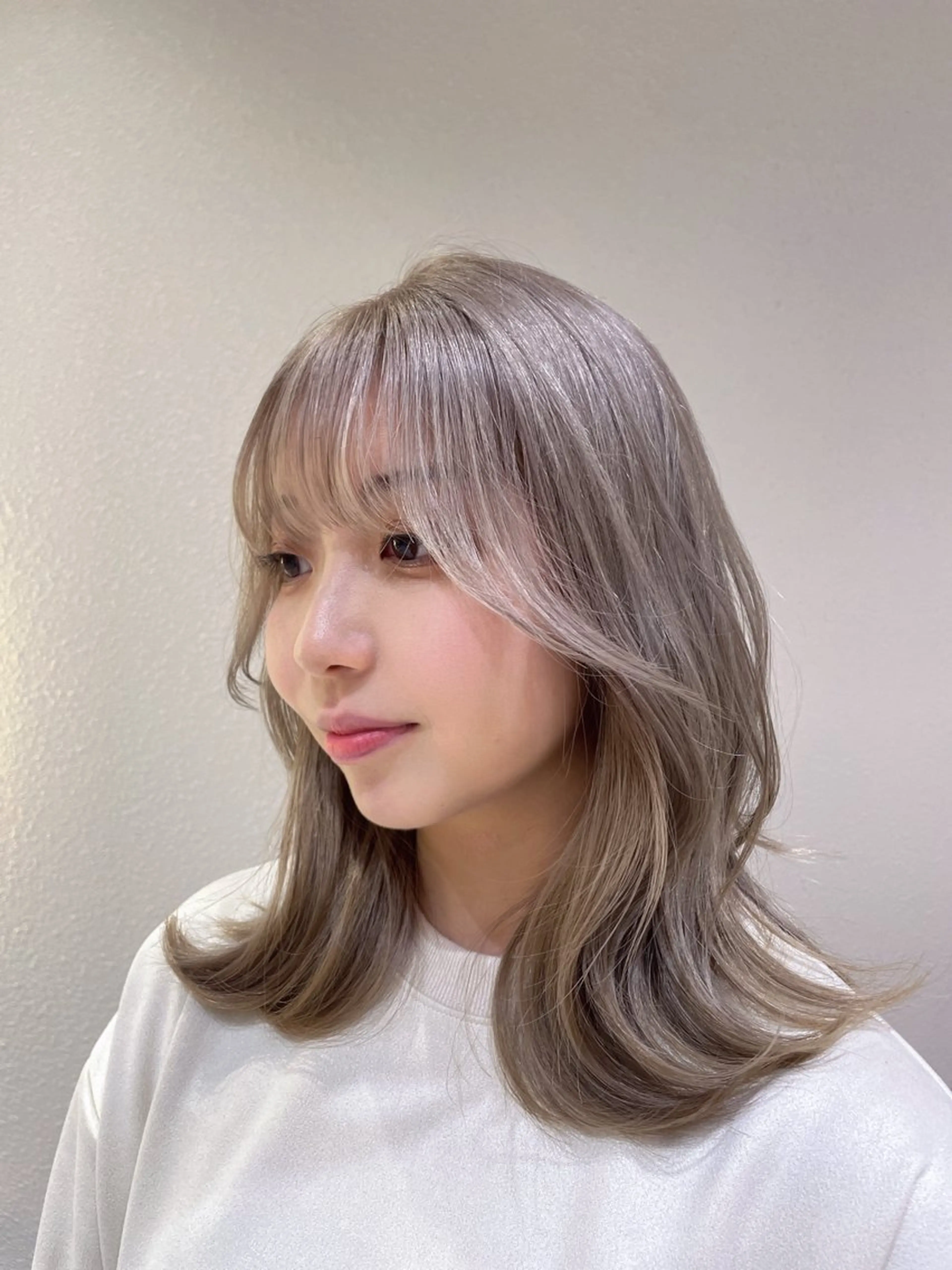 セミロング ヘアカラー ハイトーンカラー🌟 🎠KANON🎡のヘアスタイル