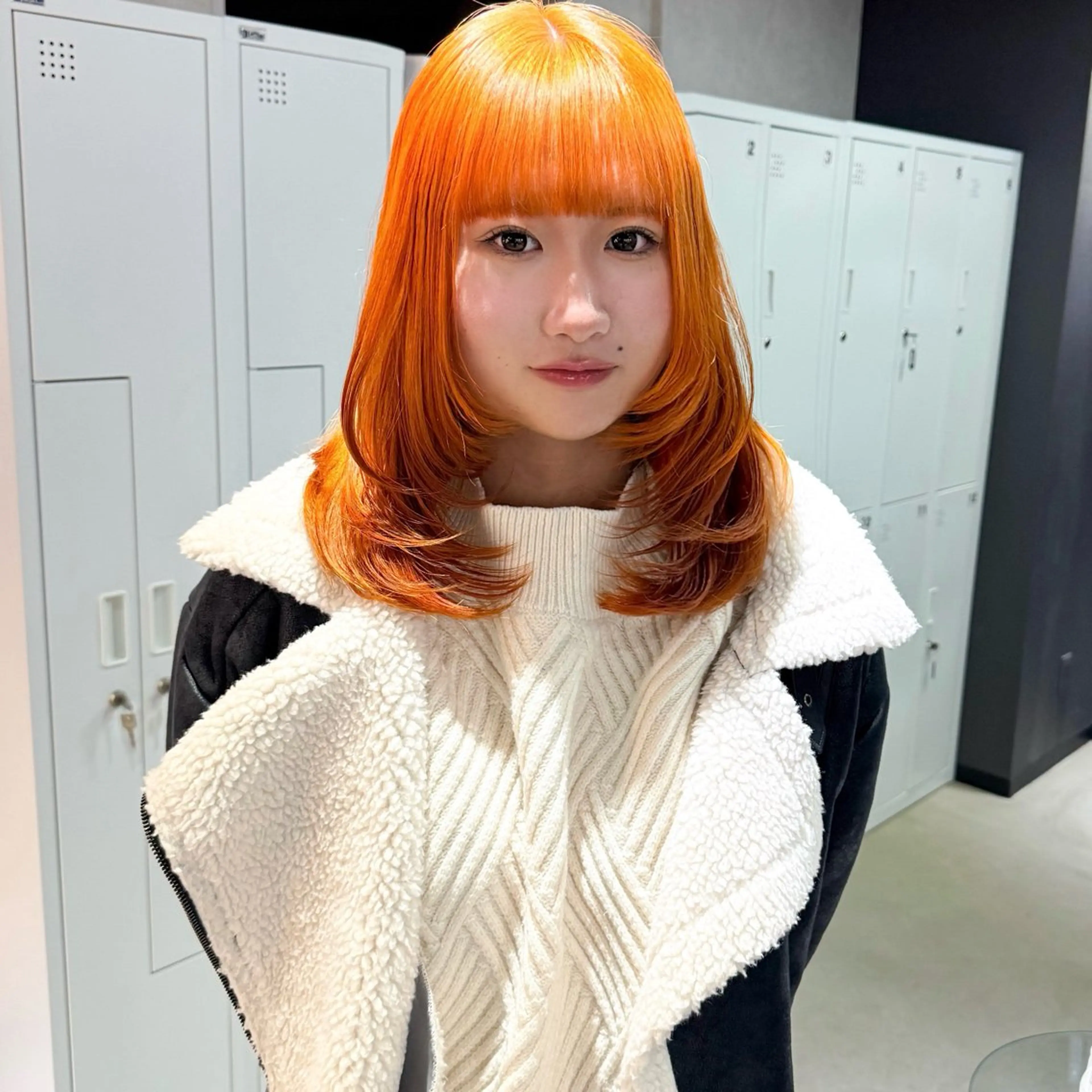 ミディアム カラー ミディアムレイヤー オレンジ レイヤーカット ヘアカラー トリートメント レイヤー/暖色/ ミルクティー/マリアのヘアスタイル