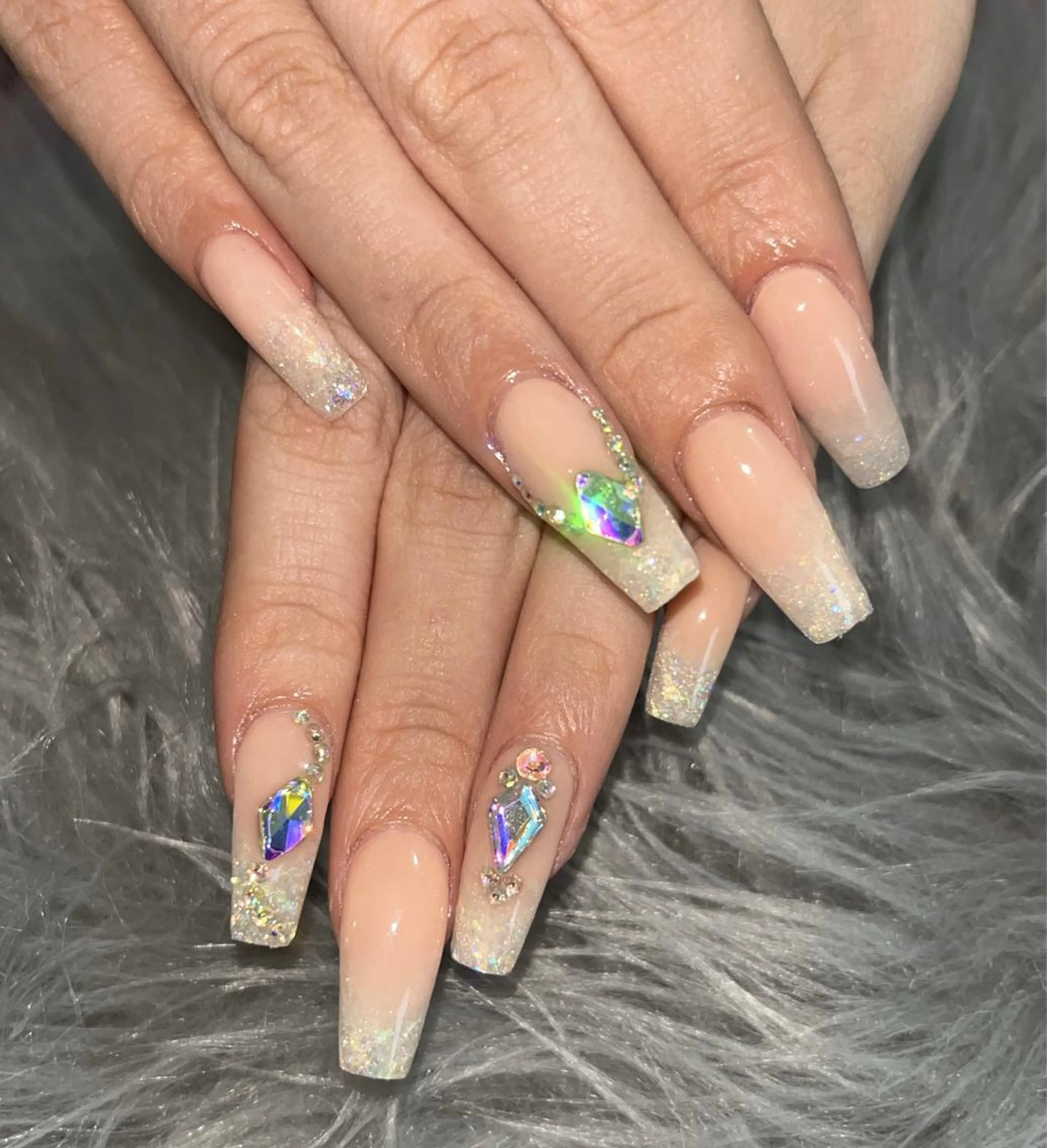 セミロング ネイル ストーンネイル yukina nailのネイルデザイン