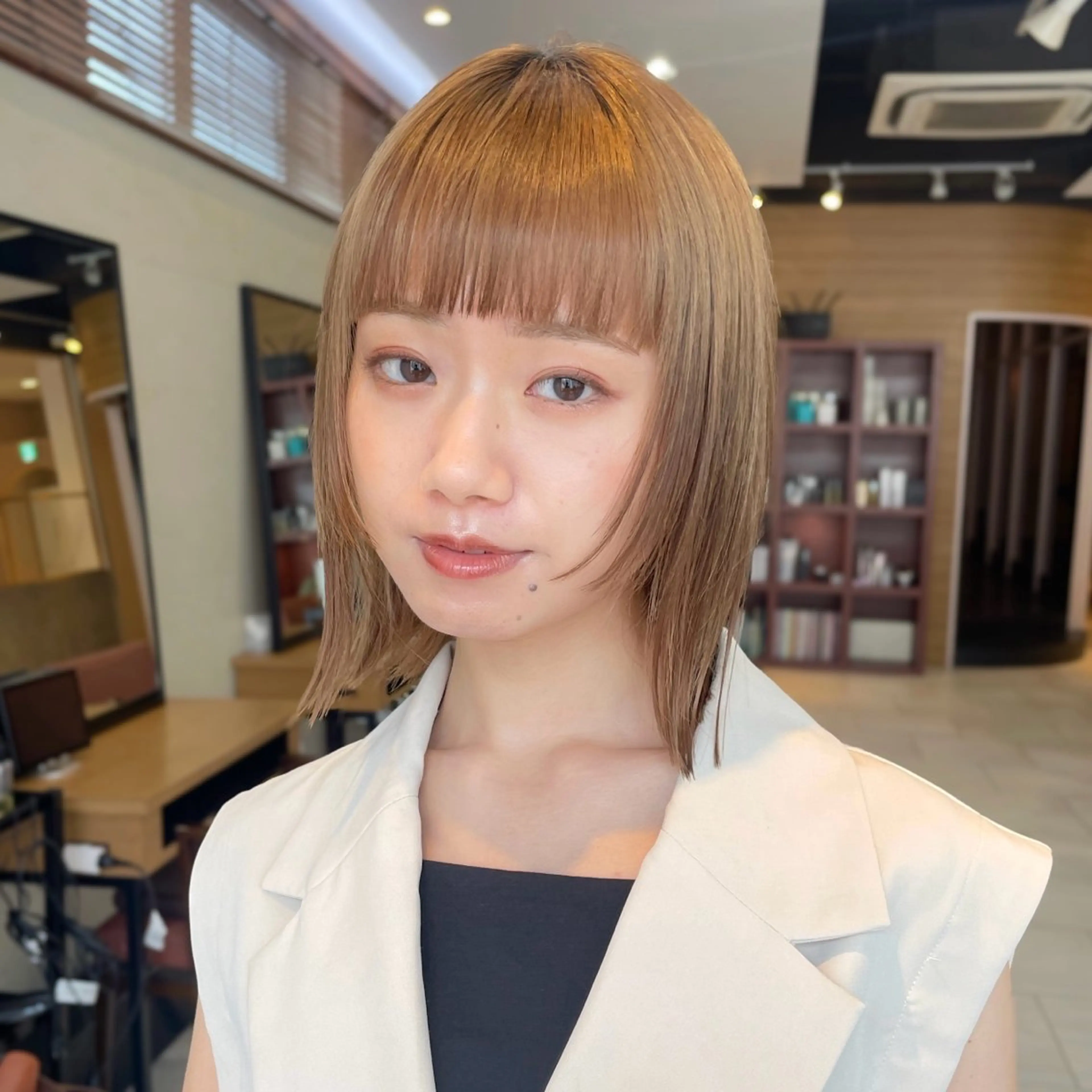 ショート カラー ベージュカラー ブリーチ レイヤーカット 顔まわり/レイヤー/ 透明感/まいな🥨のヘアスタイル