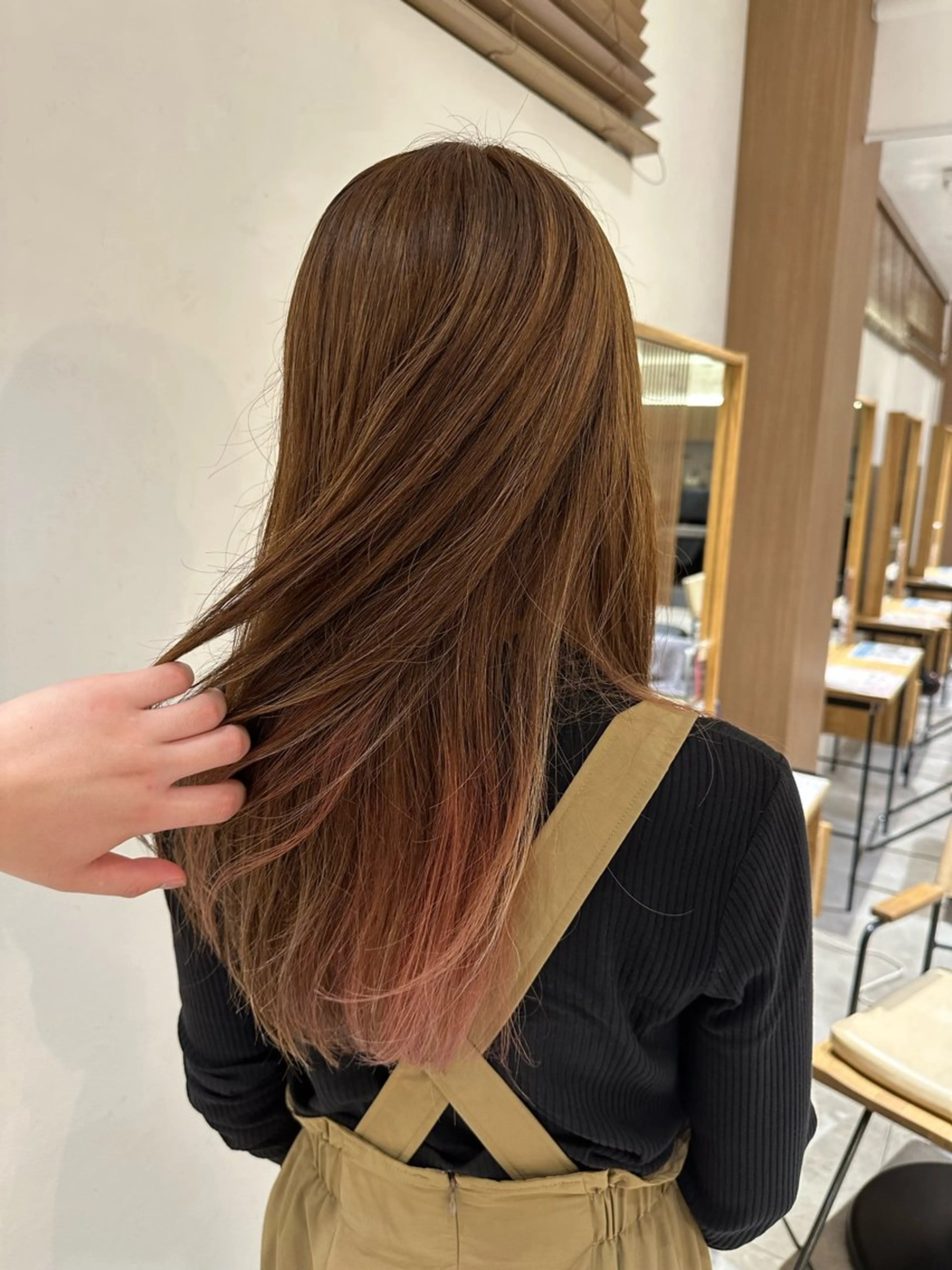 ロング カラー ベージュカラー ハイライトカラー インナーカラー ピンクカラー ハイライト カット ヘアカラー 鈴木 優斗のヘアスタイル