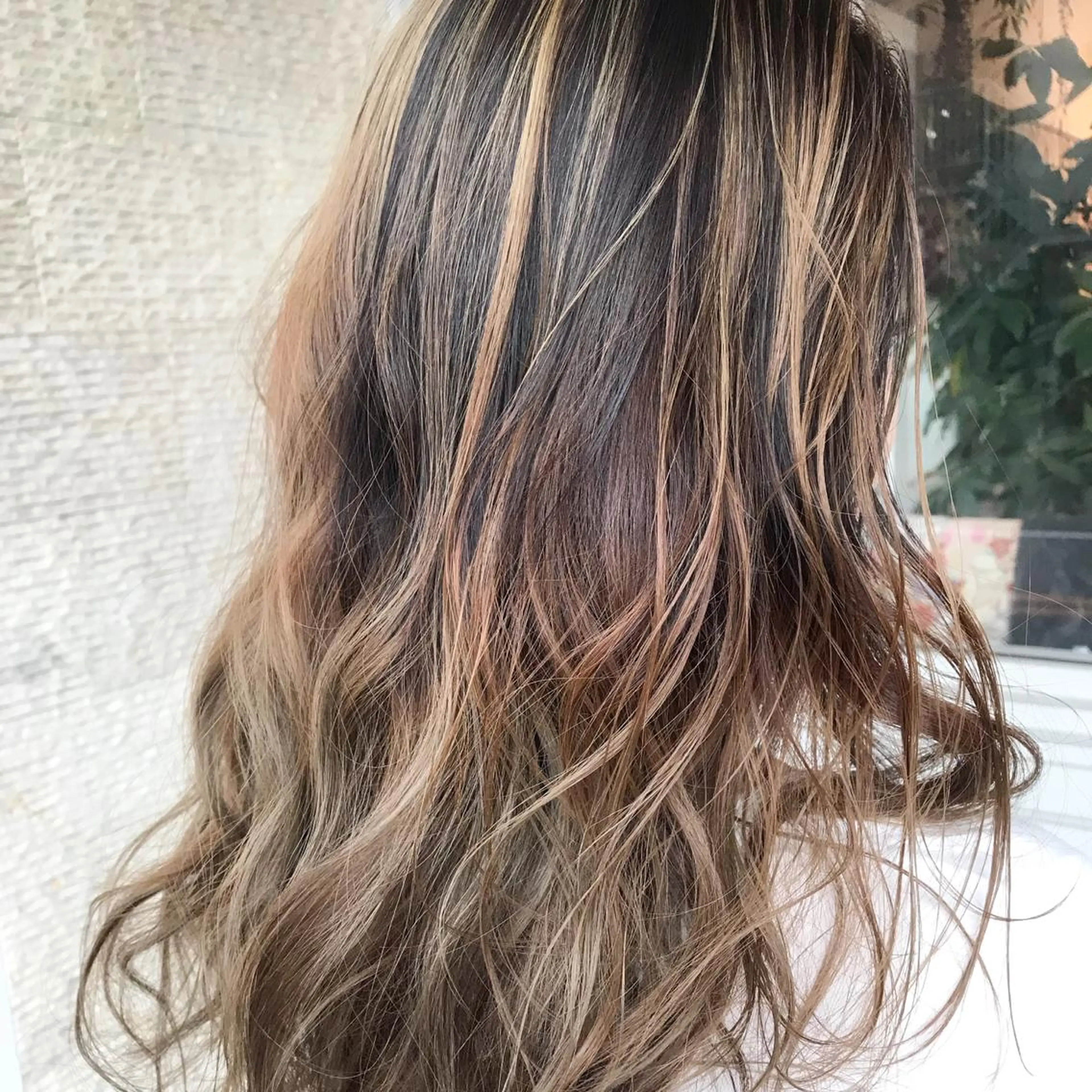 セミロング カラー ヘアアレンジ お団子ヘア 切りっぱなしボブ バレイヤージュ ブリーチ グラデーションカラー Mariana/ 鶴原-ハイライトのヘアスタイル