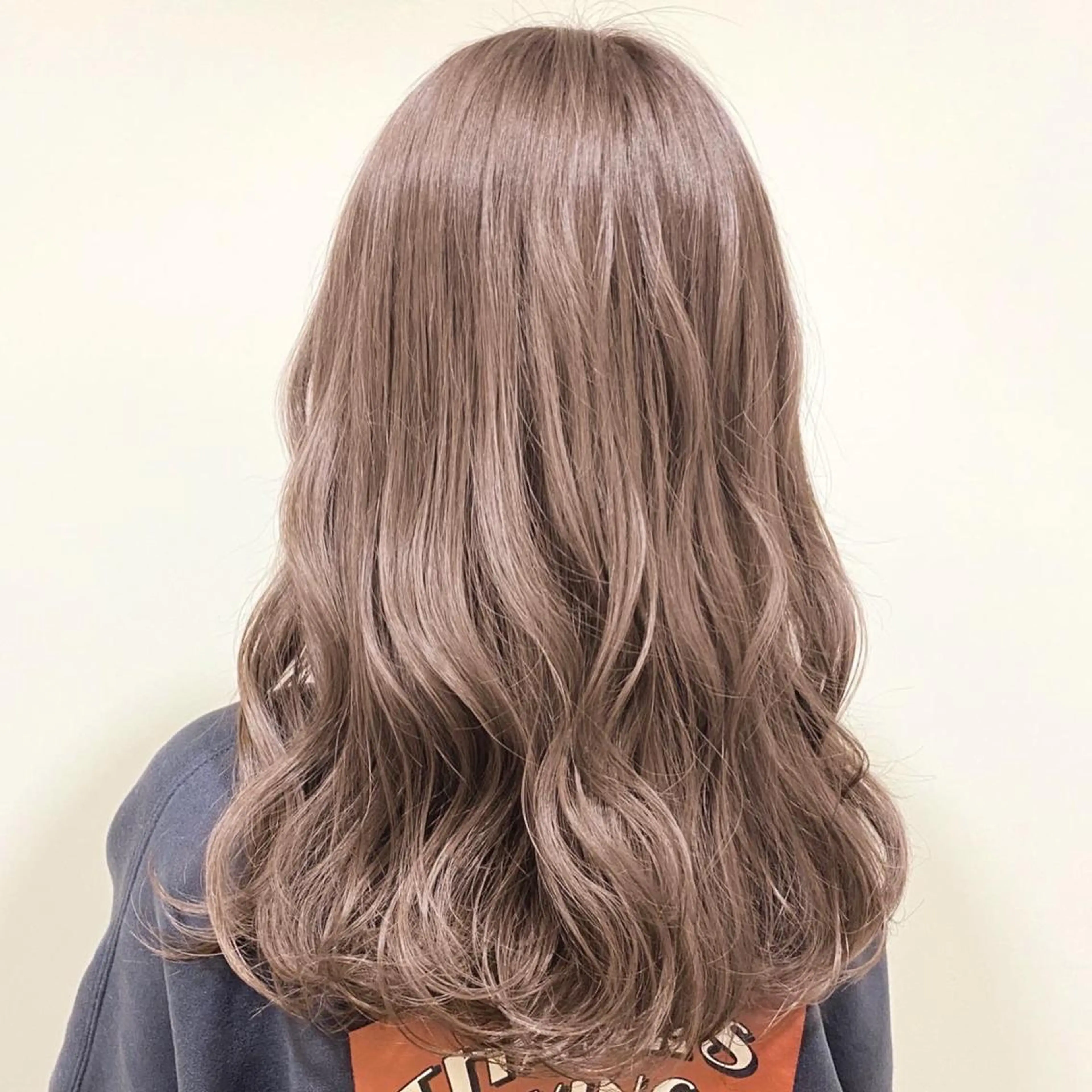 セミロング カラー ANNA /艶髪/ハイトーンのヘアスタイル