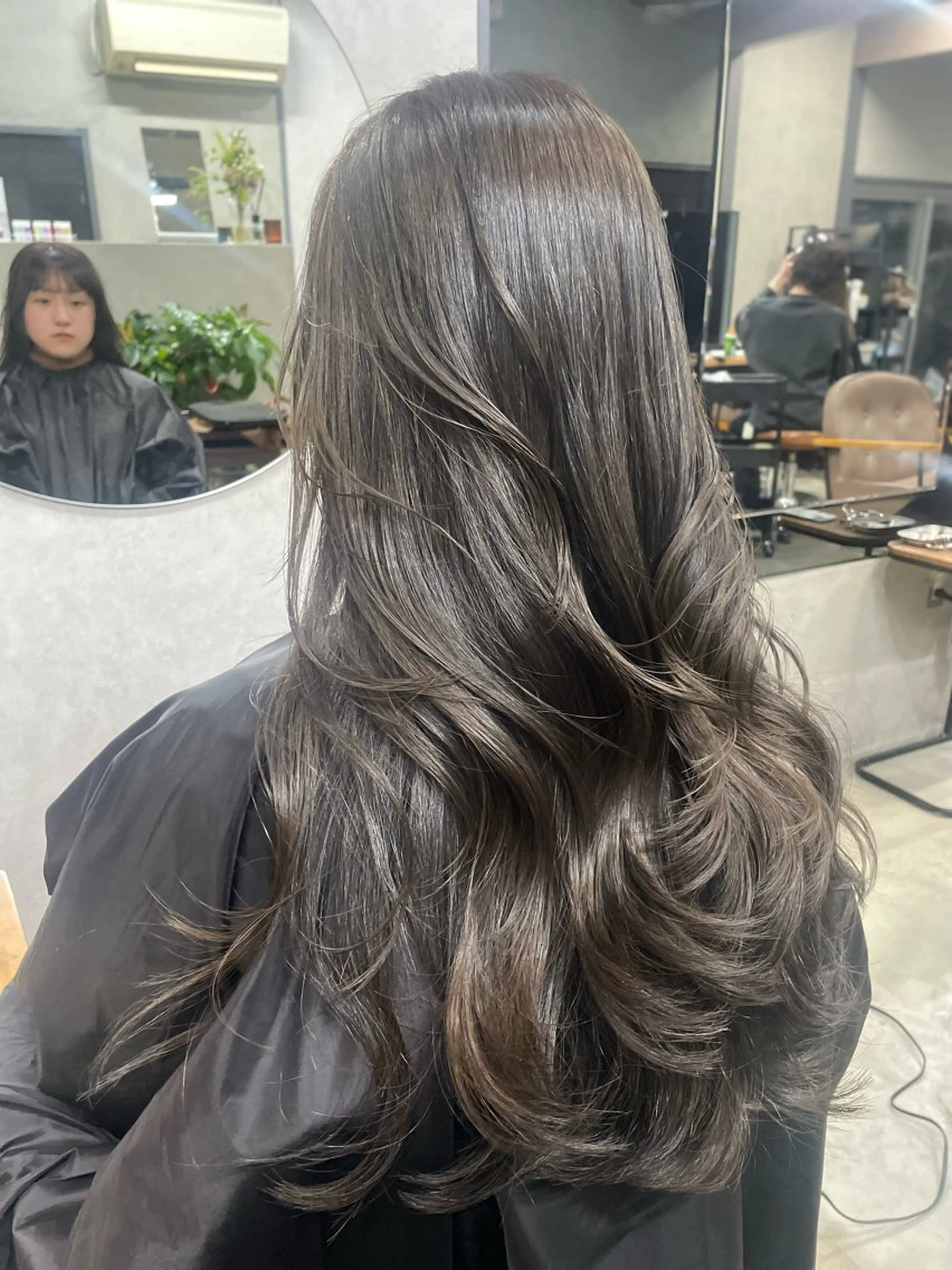 ロング カラー グレージュ AIRI layer cut hairのヘアスタイル