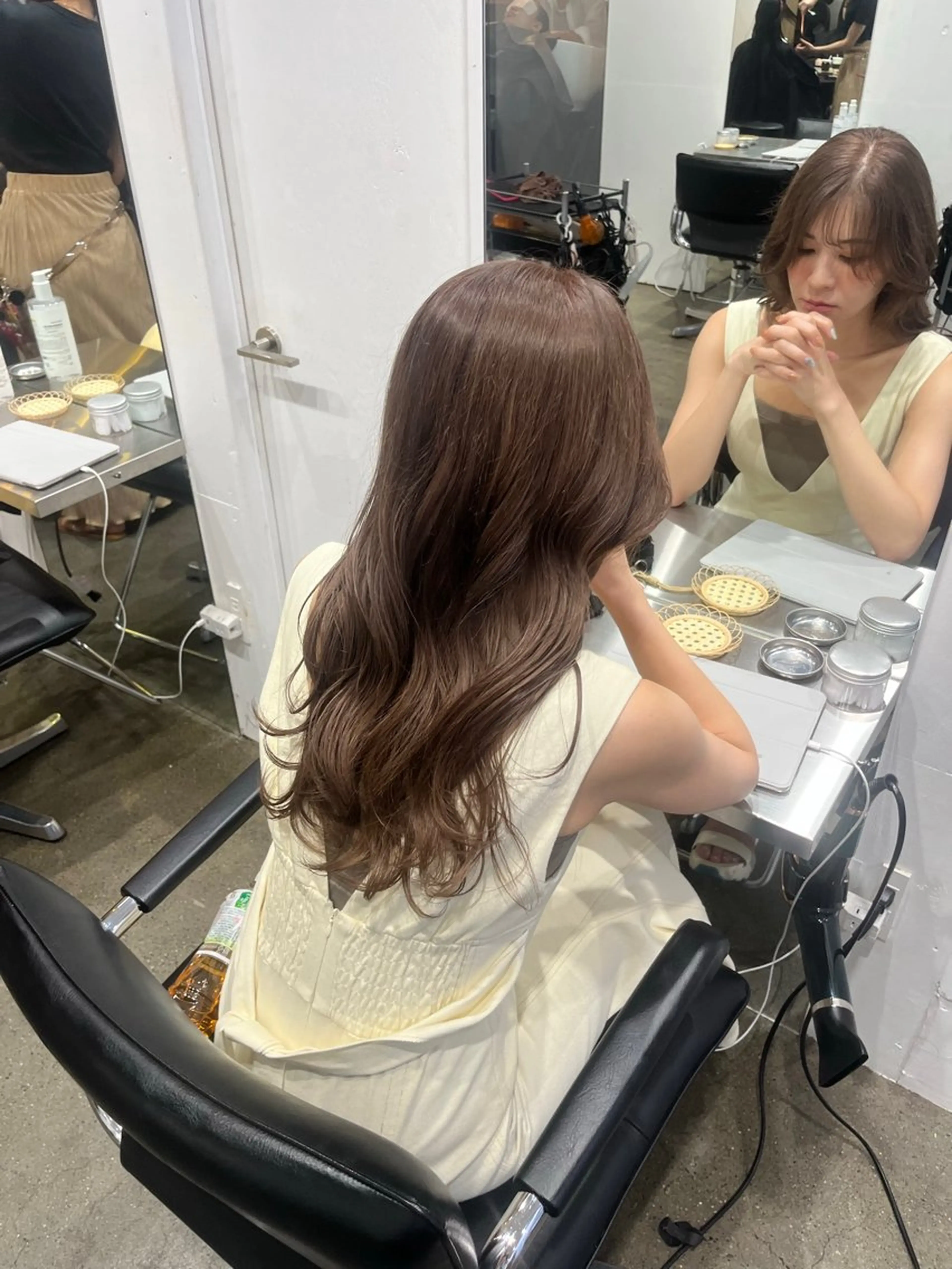 ロング カラー ブリーチ グレージュ 新宿 似合わせカラー HINAのヘアスタイル