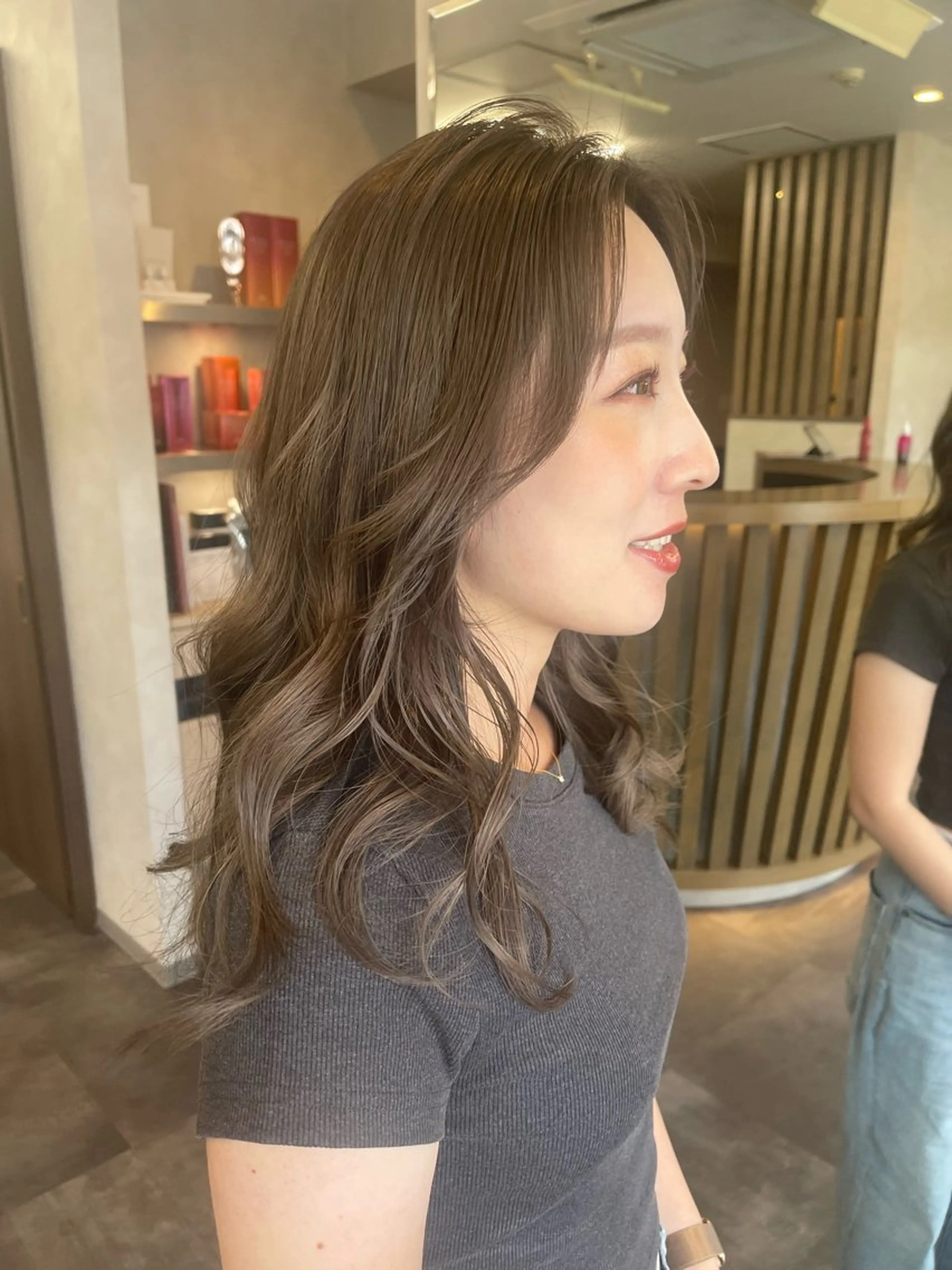 セミロング カラー セミロングパーマ ベージュカラー 透明感カラー オリーブベージュ ヘアカラー miyu🎀まつ毛 透明感カラーのヘアスタイル