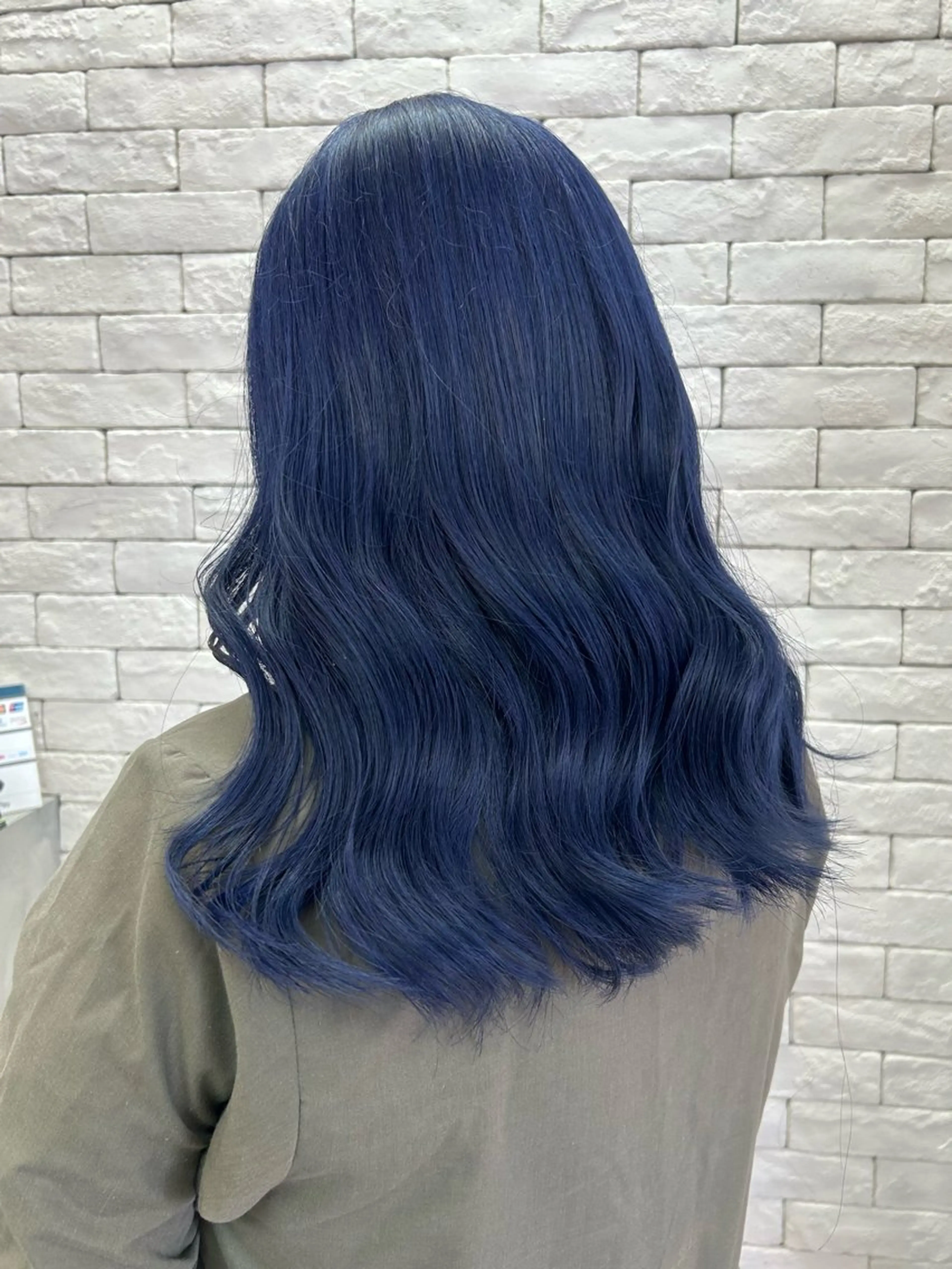 セミロング カラー ブリーチ ネイビーカラー シルバー ヘアカラー . mizukiのヘアスタイル