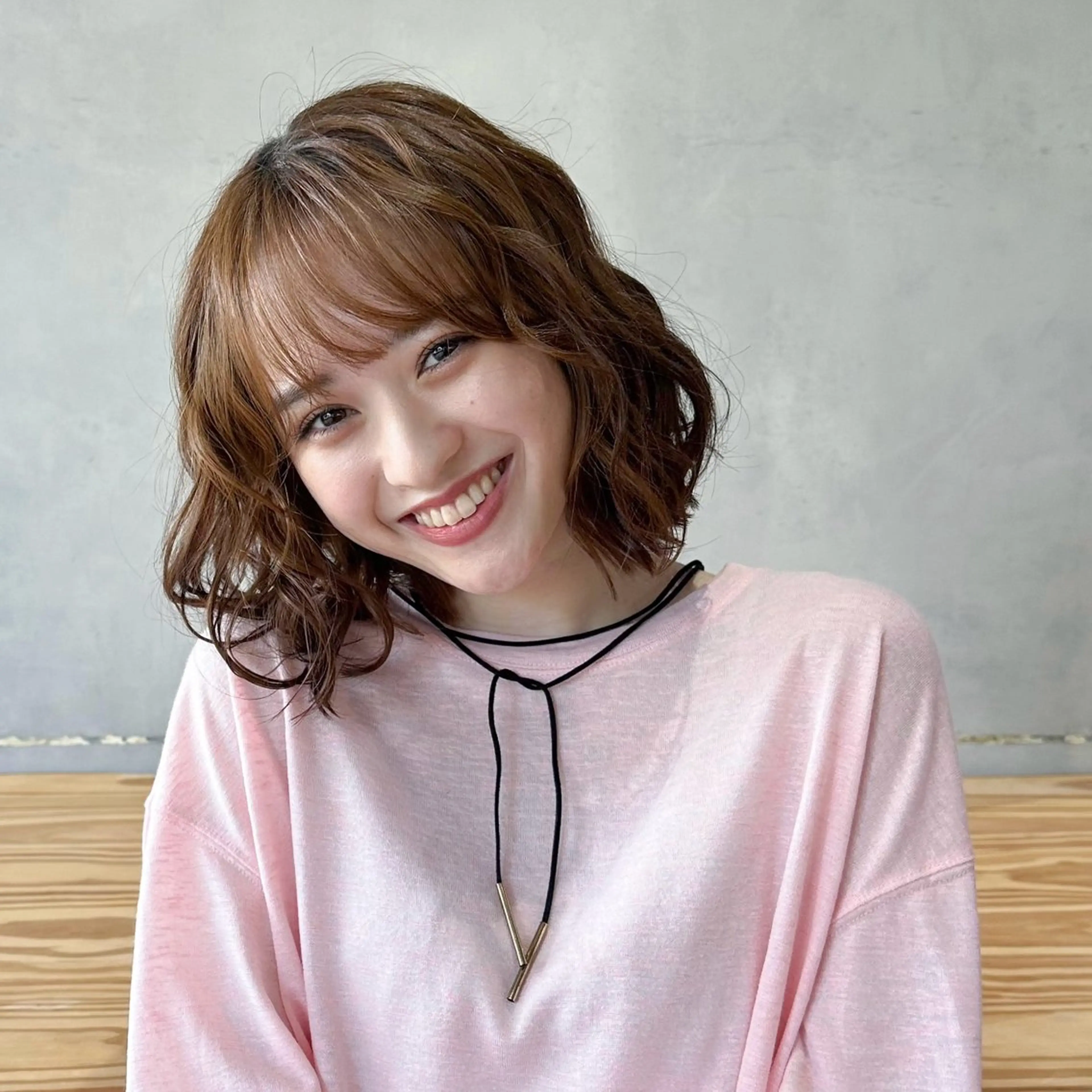 ミディアム カラー パーマ ベージュカラー もも ／メンズ〜レディースのヘアスタイル