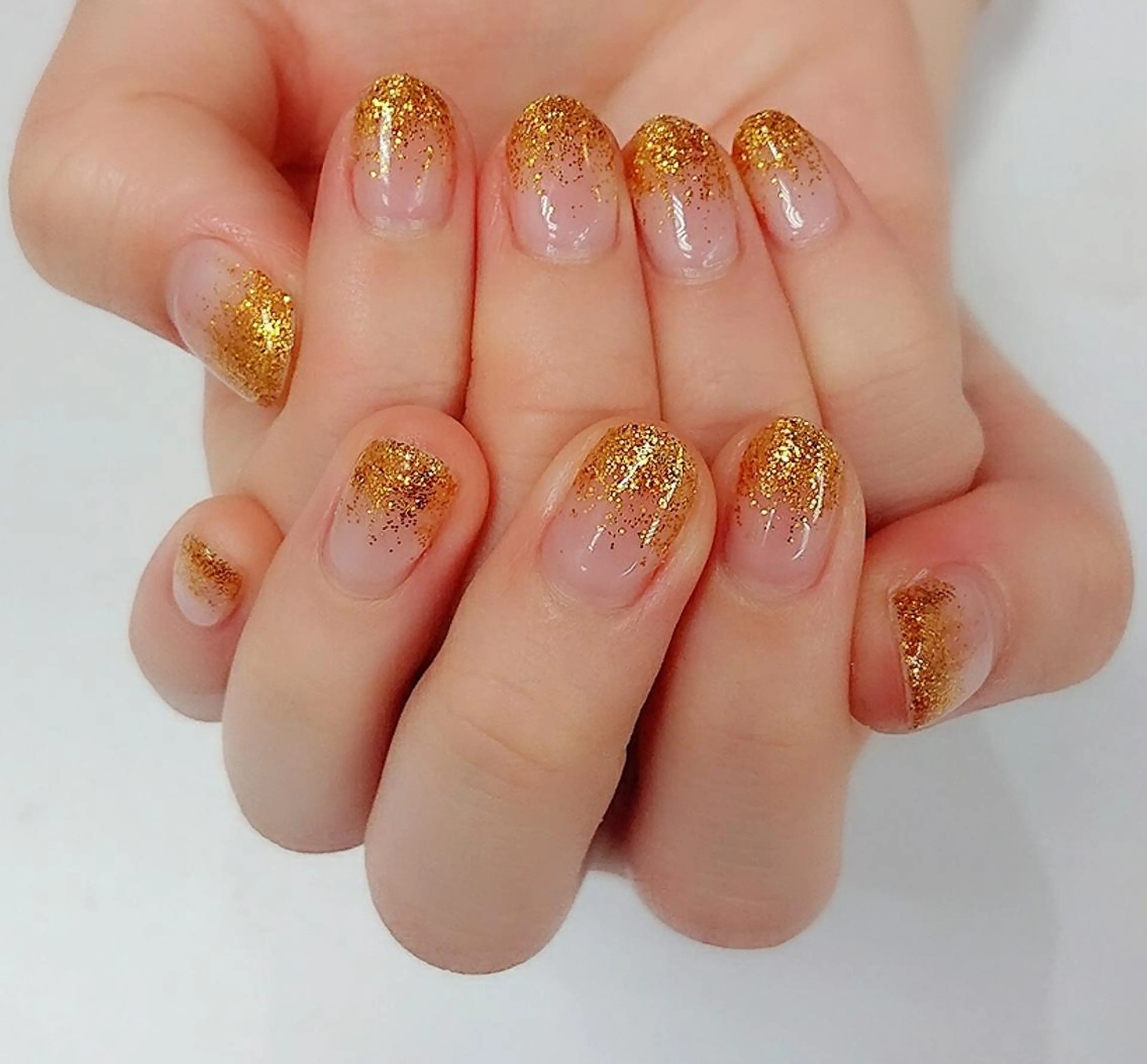 ネイル ゴールド ラメ(グリッター) ラメグラデーション 🍒当日もOK🍒 𝑳𝑼𝑵𝑨花井のネイルデザイン