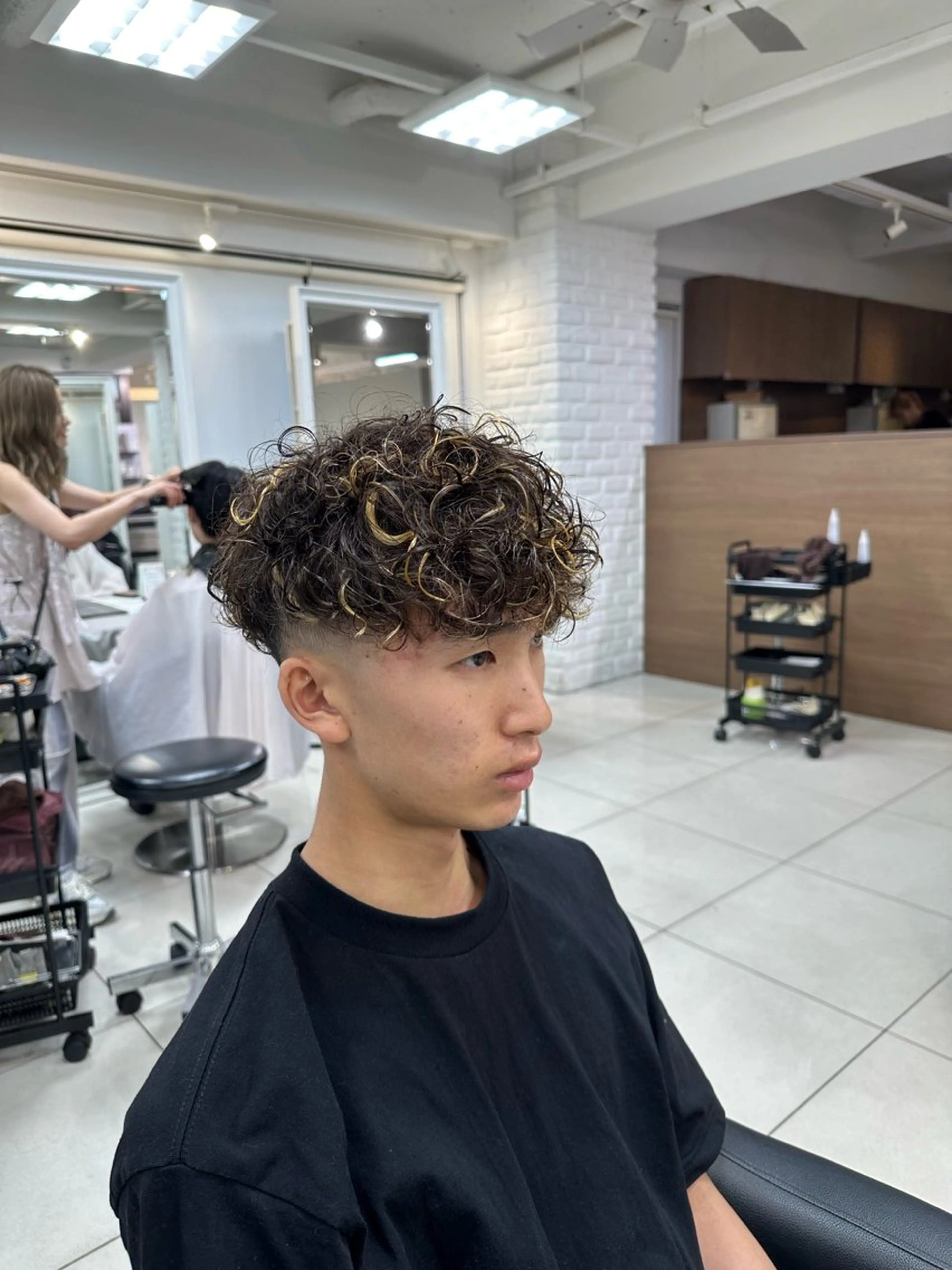 ショート カラー パーマ メンズ メンズハイライト スペインカール ブラウンカラー ハイライトカラー ハイライト カット ヘアカラー パーマ フェザーパーマ職人 🪶ryosukeのヘアスタイル