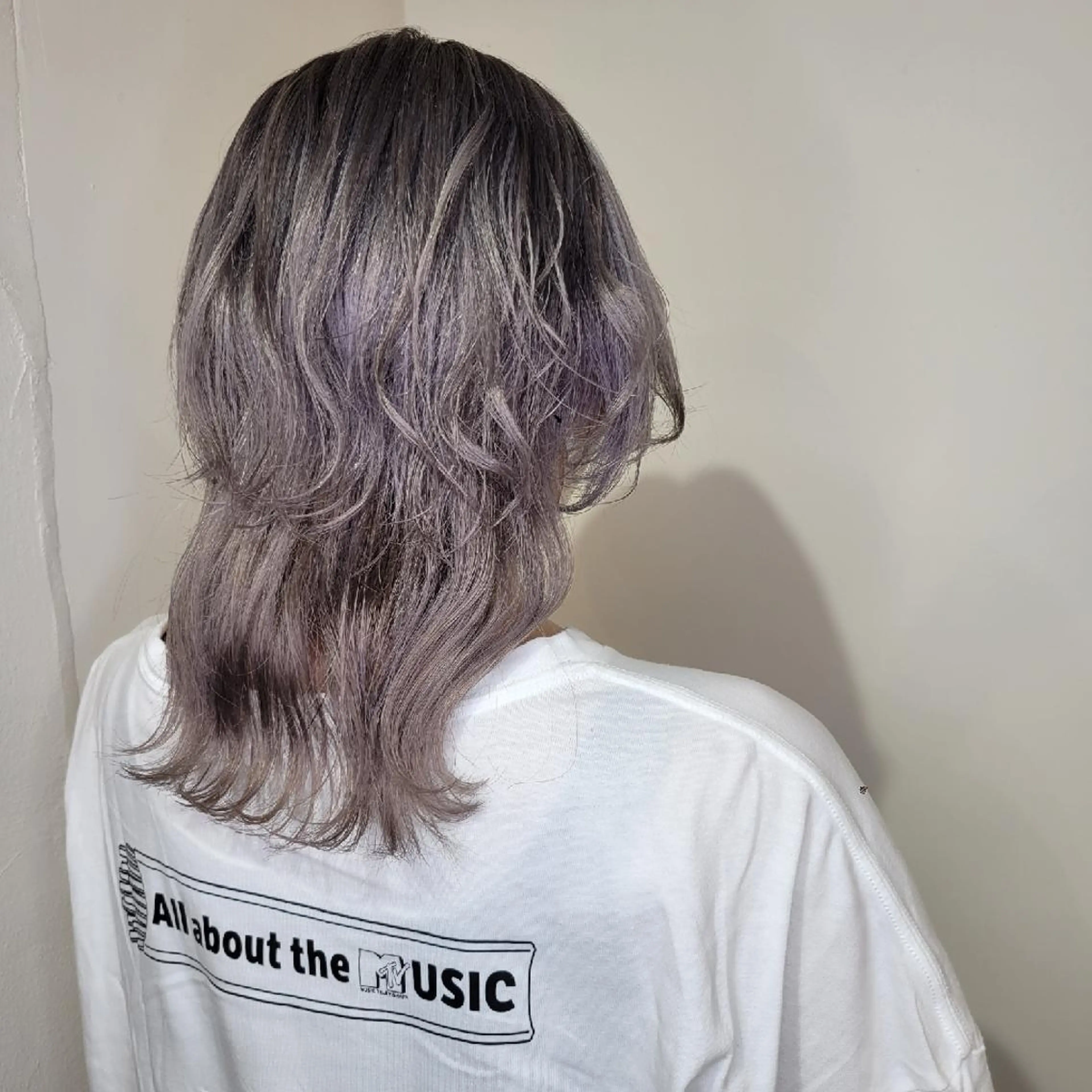 セミロング ウルフカット カット ヘアカラー トリートメント 🇰🇷透明感×ハイ トーン🌟tomoのヘアスタイル
