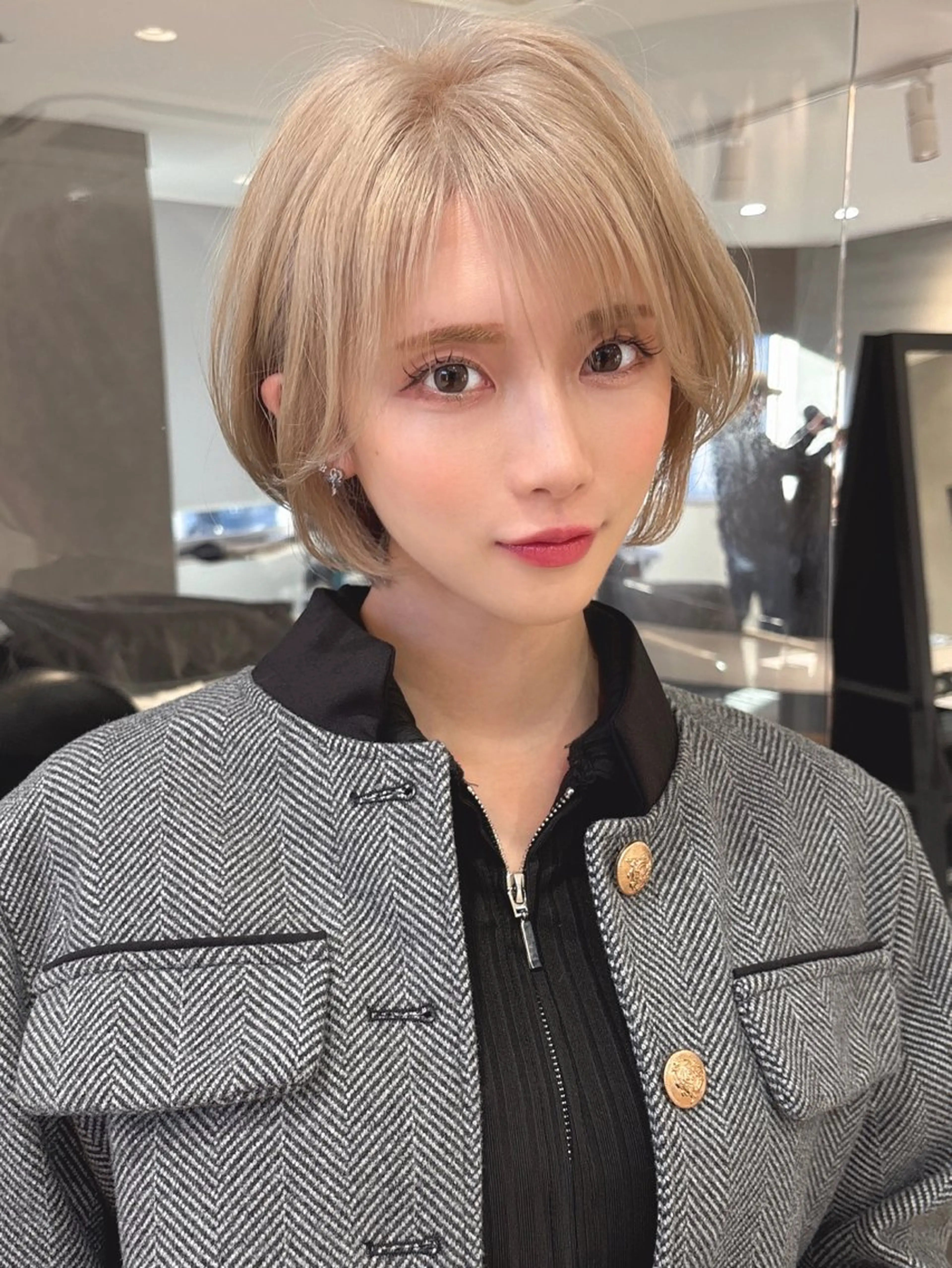ショート カラー ヘアカラー トリートメント 💛ハイトーン× カット LEON🩶のヘアスタイル