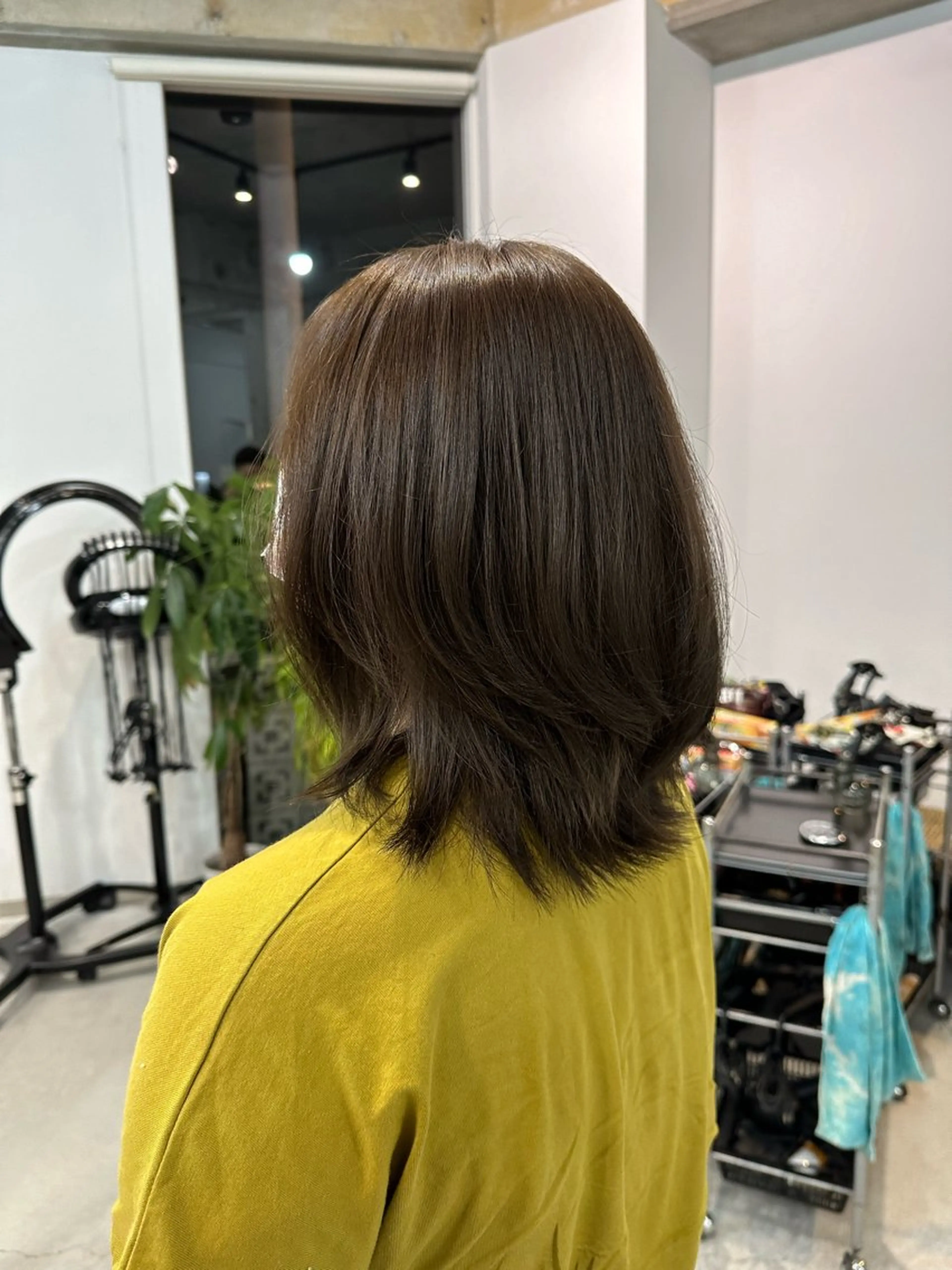 ミディアム アッシュ レイヤーカット 外ハネヘア カット ヘアカラー トリートメント カイリ /レイヤーカットのヘアスタイル