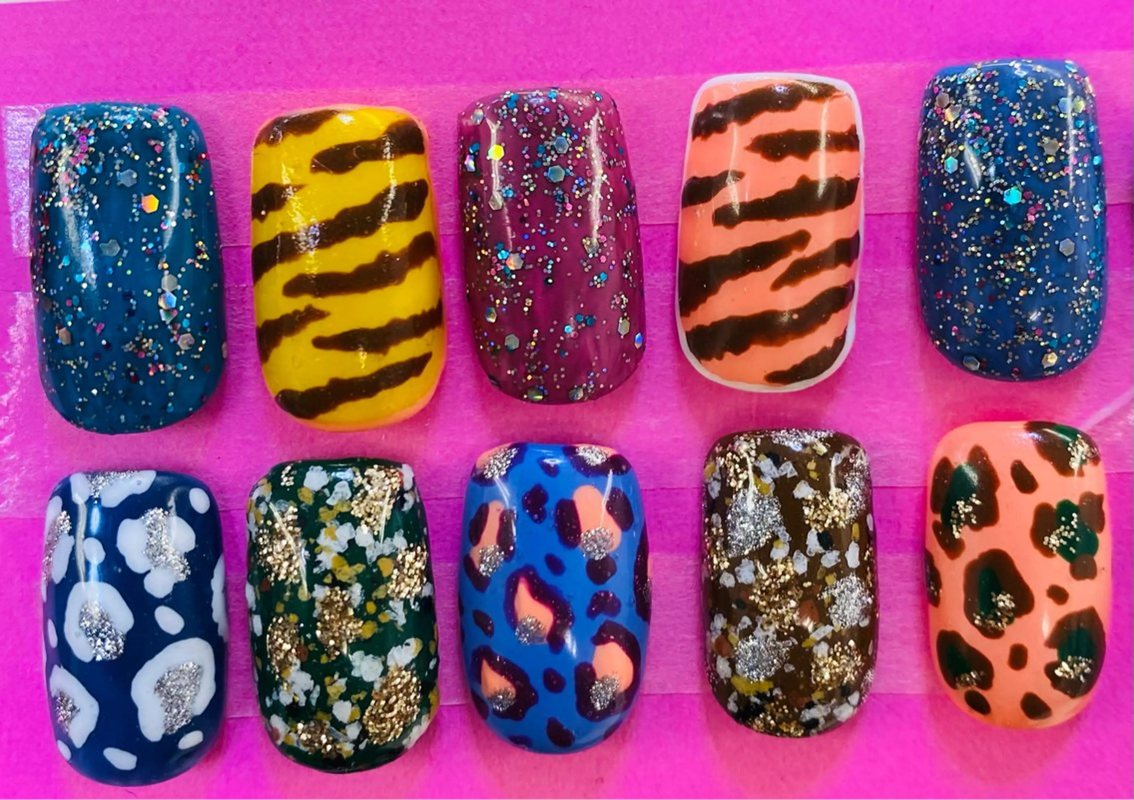 ネイル アニマル柄 ネイルチップ MAXKELLY AIのネイルデザイン