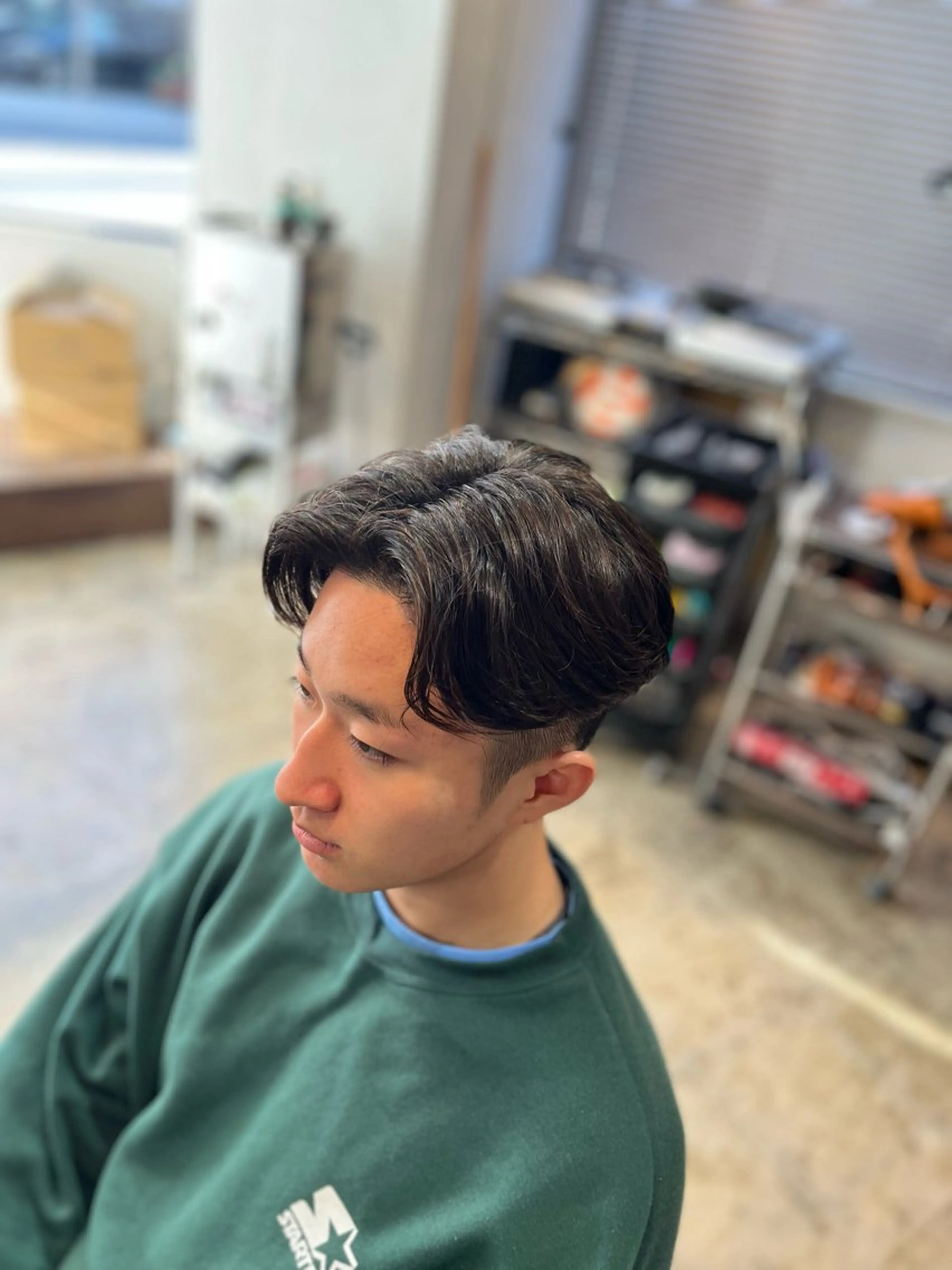 ミディアム パーマ メンズ ミディアムパーマ センターパート メンズパーマ ニュアンスパーマ カット パーマ メンズ美容室HIGE barber shop所属・中川 響揮のヘアスタイル