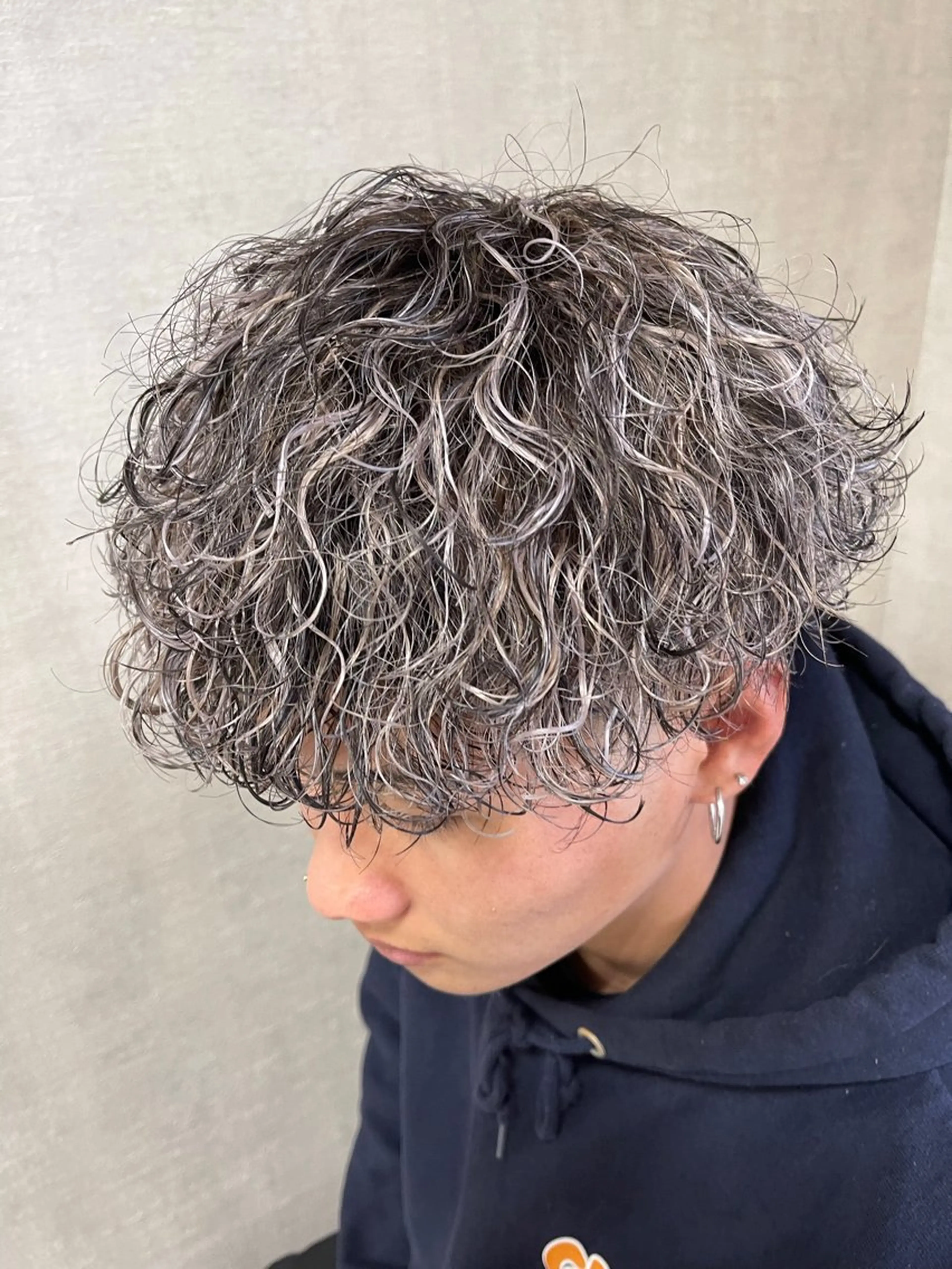 ミディアム カラー パーマ メンズ ミディアムパーマ メンズメッシュ メンズパーマ 波巻きパーマ メッシュ カット パーマ tatsuki/ 天神メンズパーマのヘアスタイル