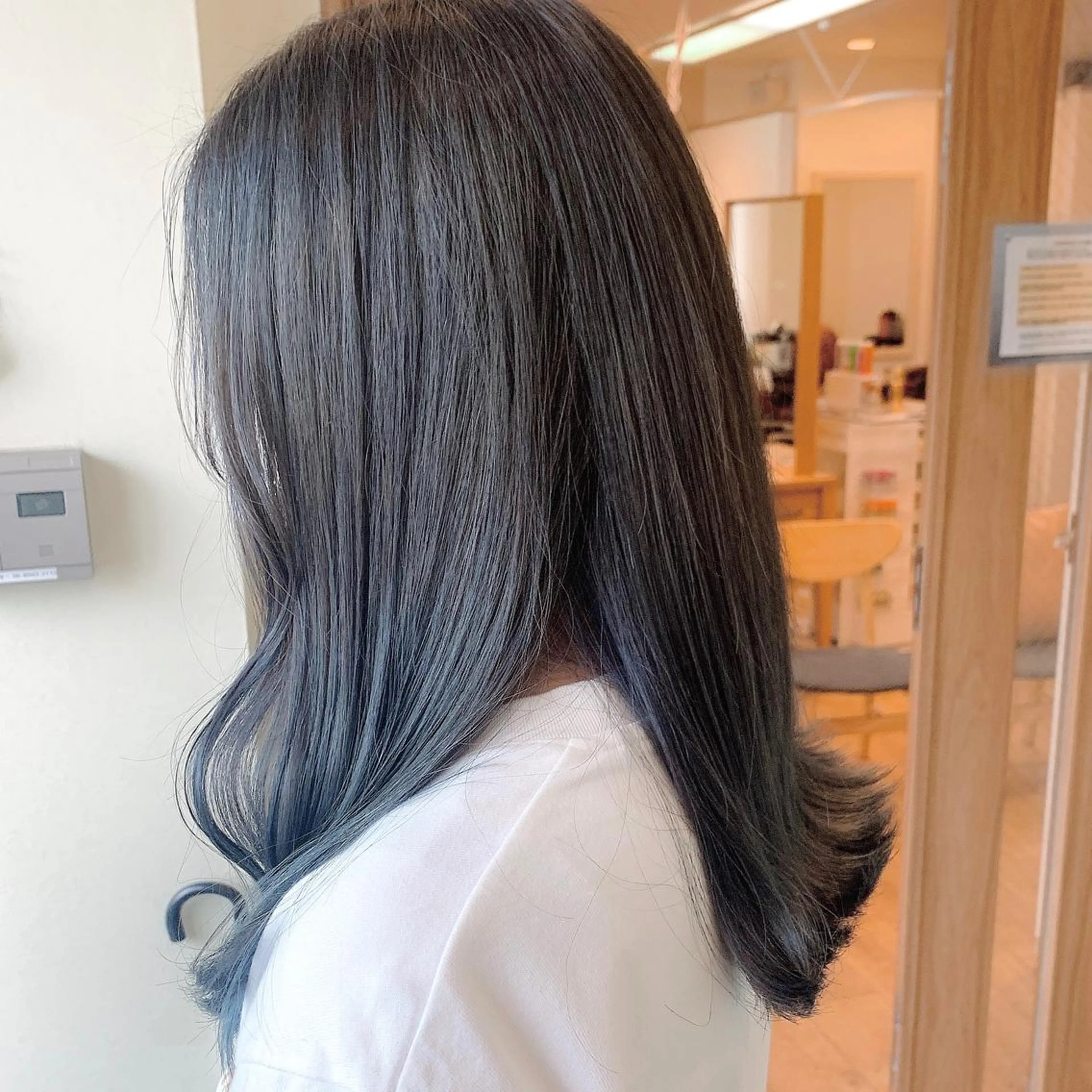 ロング カラー 透明感カラー ダークグレー カット ヘアカラー NUMBER_ ユイナのヘアスタイル