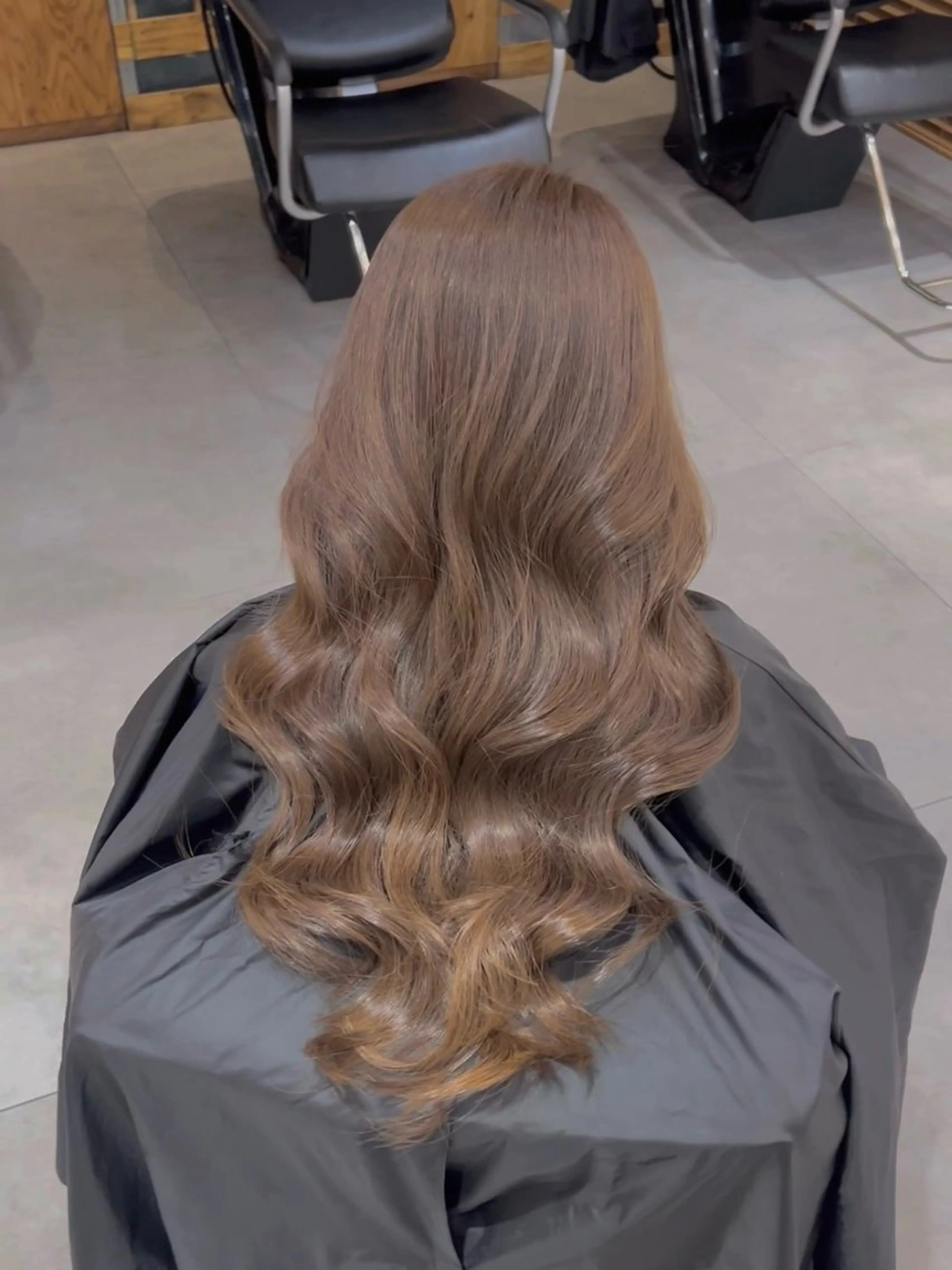 ロング カラー パーマ アッシュ アッシュグレー アッシュグレージュ ベージュカラー 黒髪 カット ヘアカラー トリートメント 艶感ブラウン特化/ ブリーチなしWカラーのヘアスタイル
