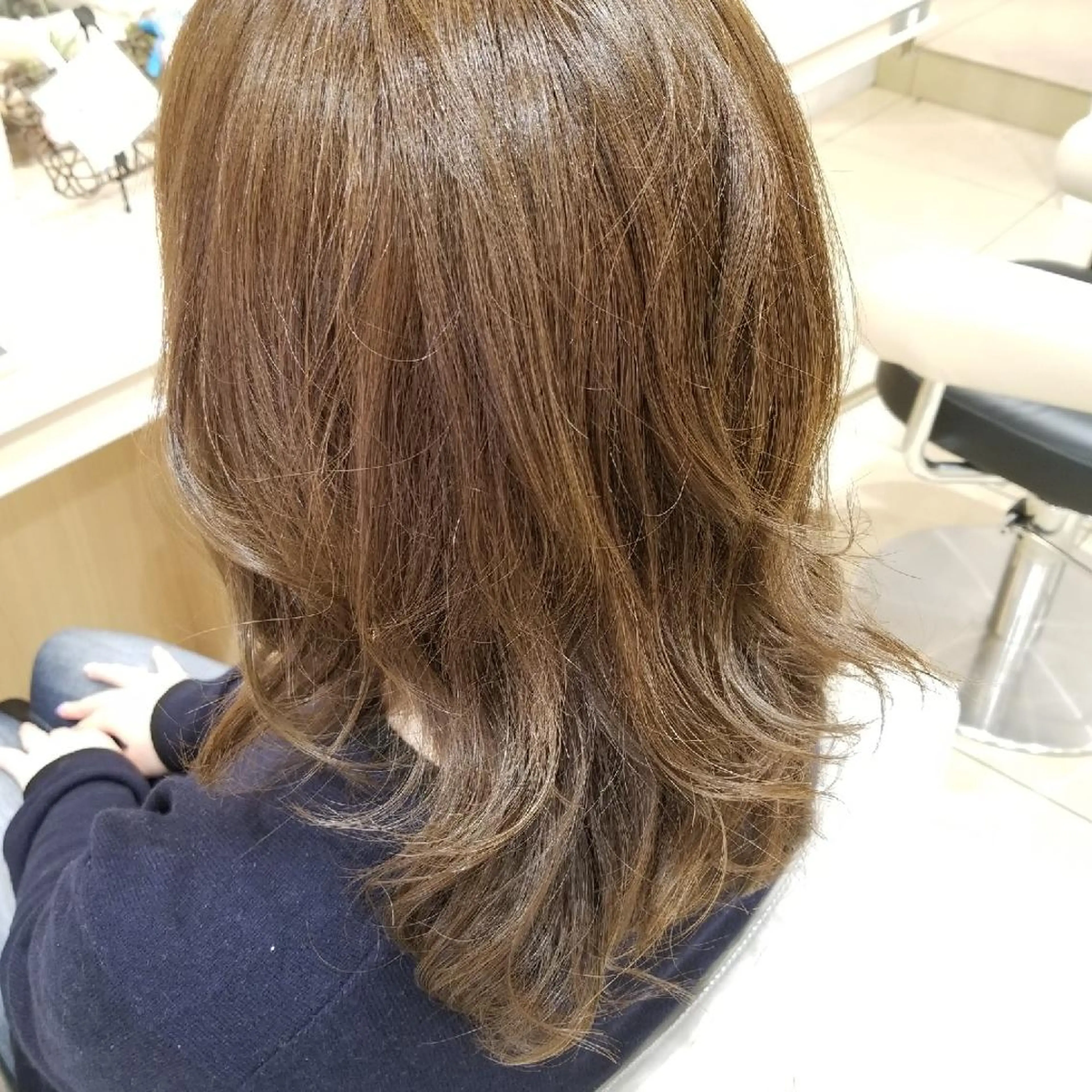 セミロング パーマ カラー アッシュ ハイトーンカラー レイヤーカット カット ヘアカラー 山内 佐江子のヘアスタイル