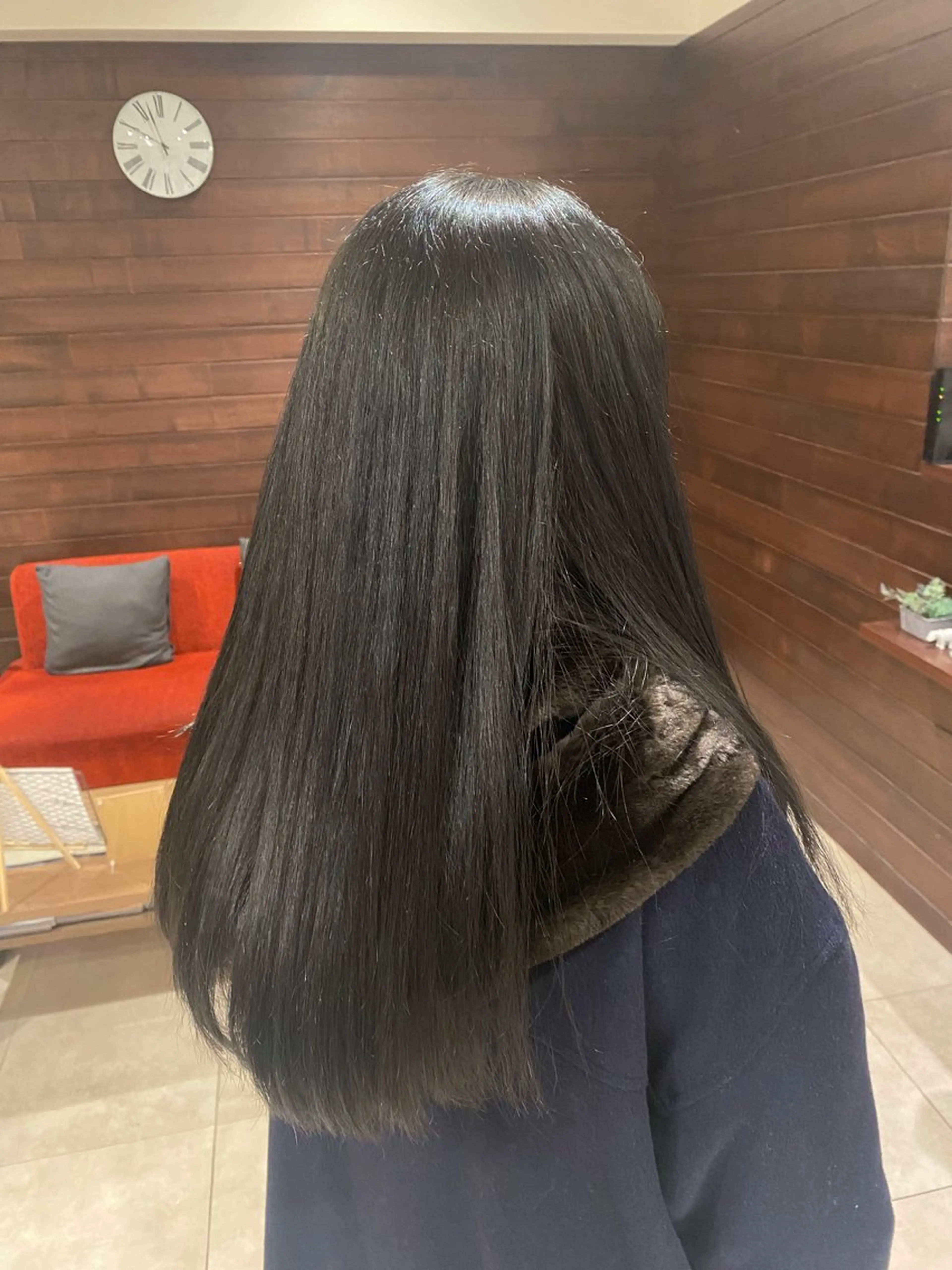 ロング カラー 黒髪 ブリーチ グレーブラック 井上 万由のヘアスタイル