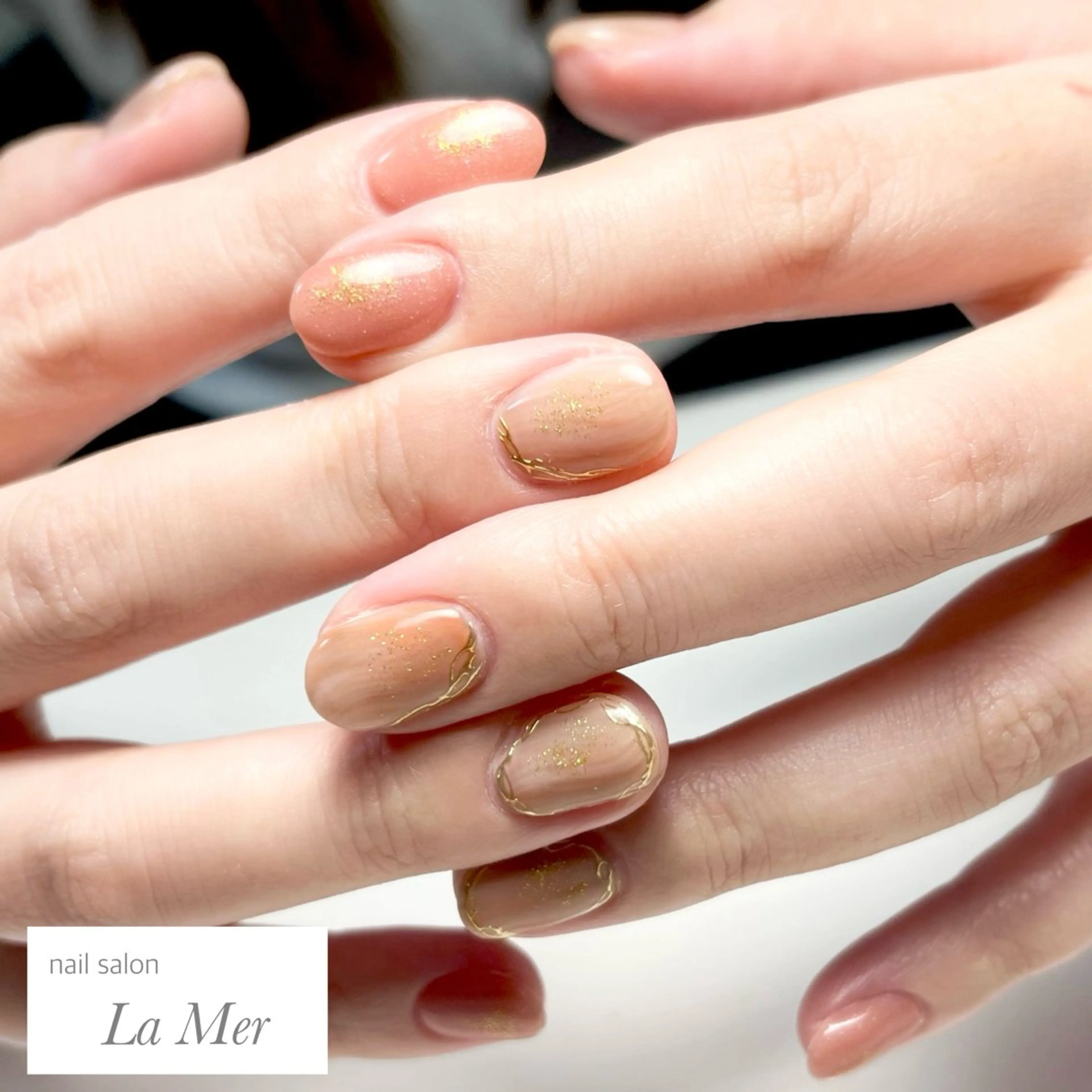 ネイル ゴールド ラメ(グリッター) 大理石ネイル(マーブル) ニュアンスネイル オフィスネイル ハンドネイル nailsalon La Merのネイルデザイン