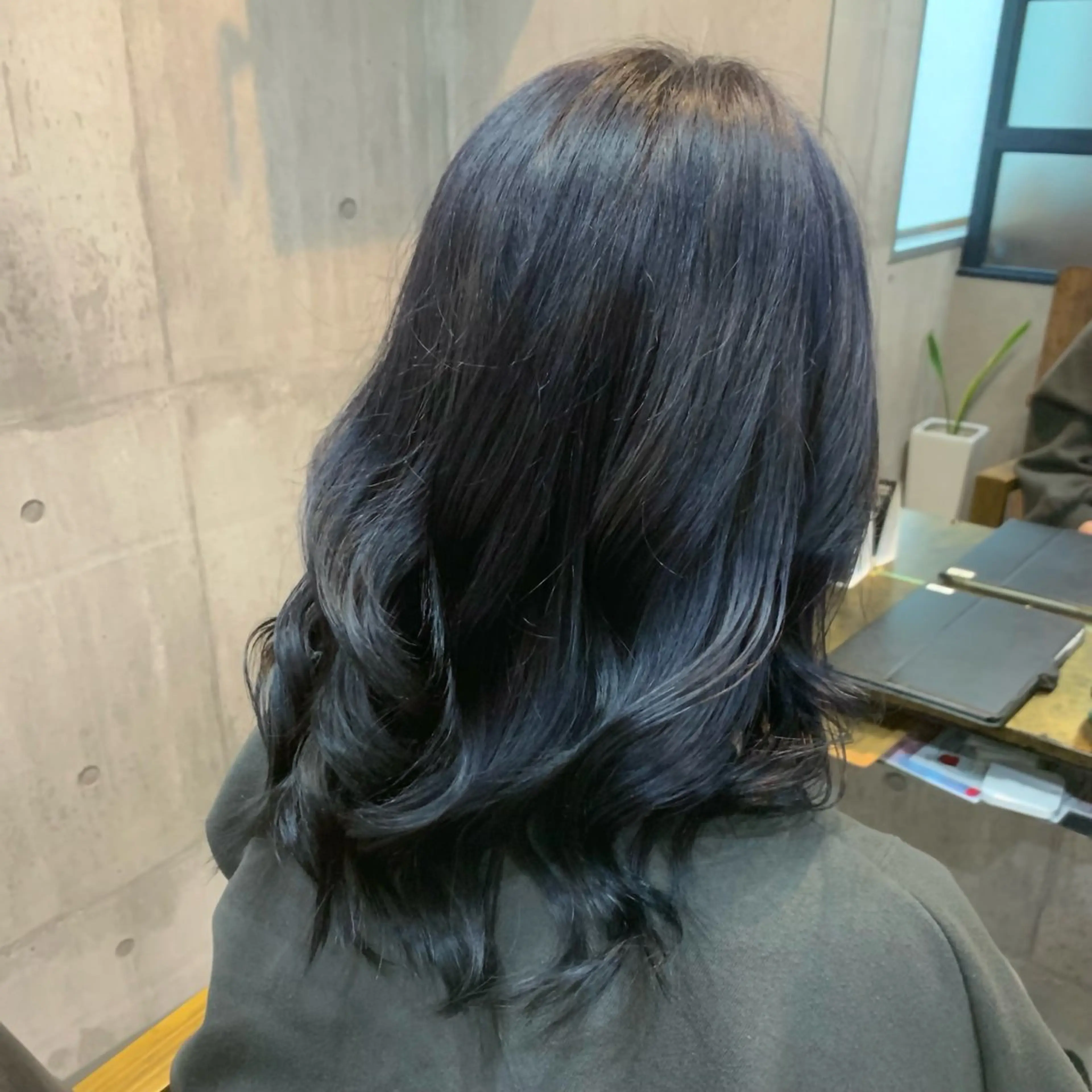 ロング カラー Nagi レイヤー ハイトーンのヘアスタイル