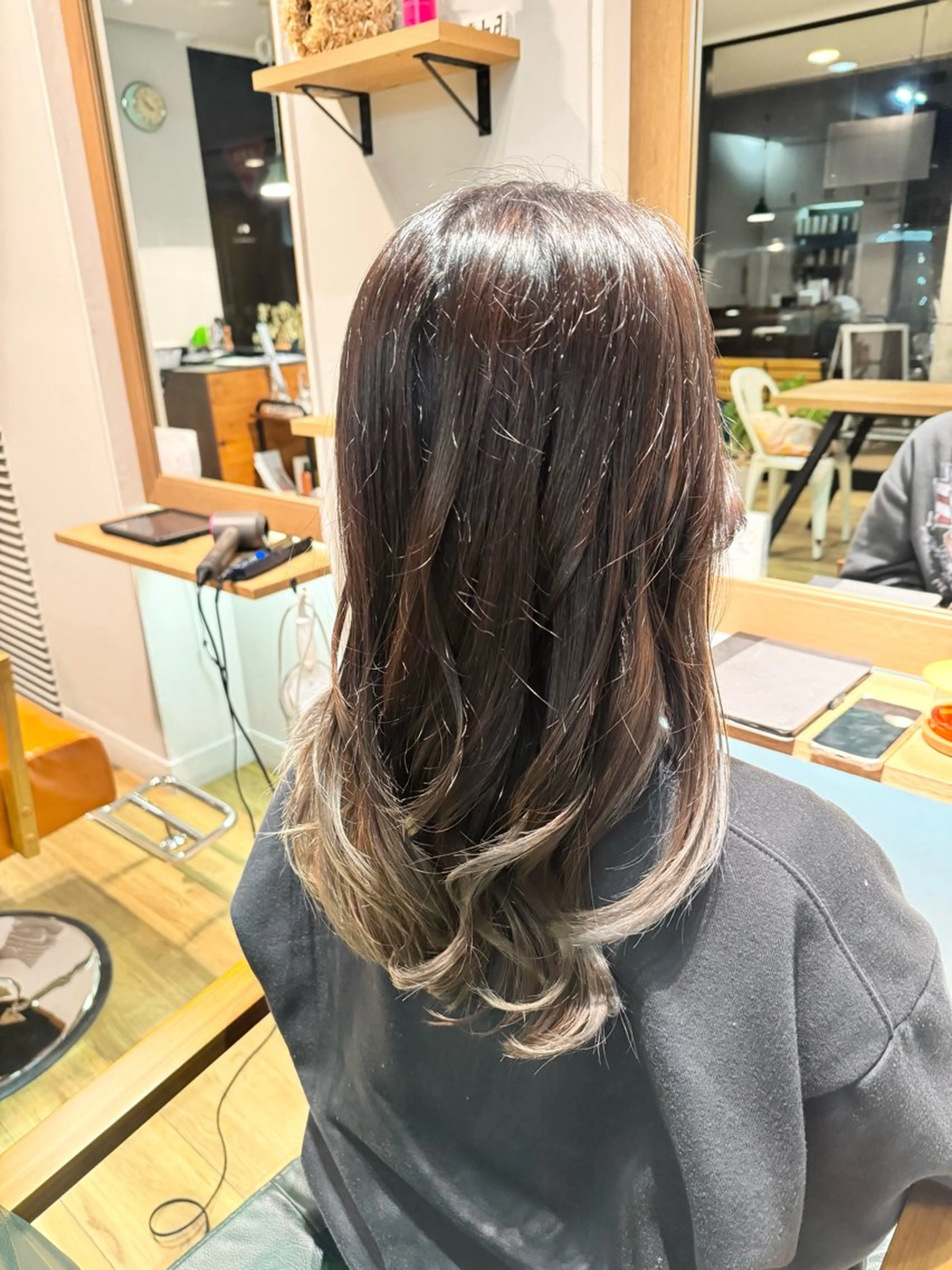 ロング カラー アッシュ ベージュカラー ヘアカラー トリートメント ツキダテ ユイのヘアスタイル