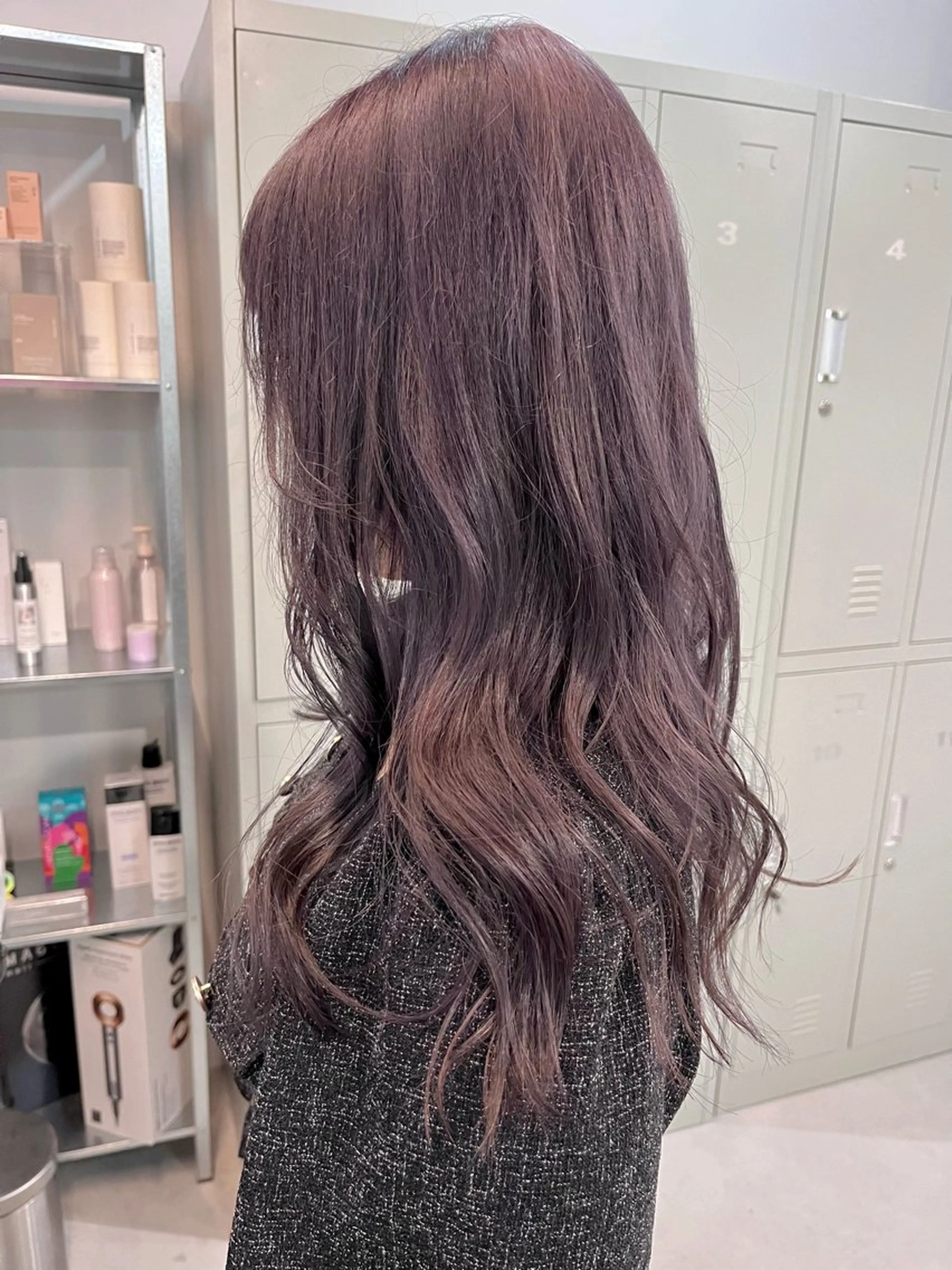 ロング カラー ブリーチ ラベンダーカラー カット ヘアカラー トリートメント ブリーチなしカラー レイヤーカットのヘアスタイル