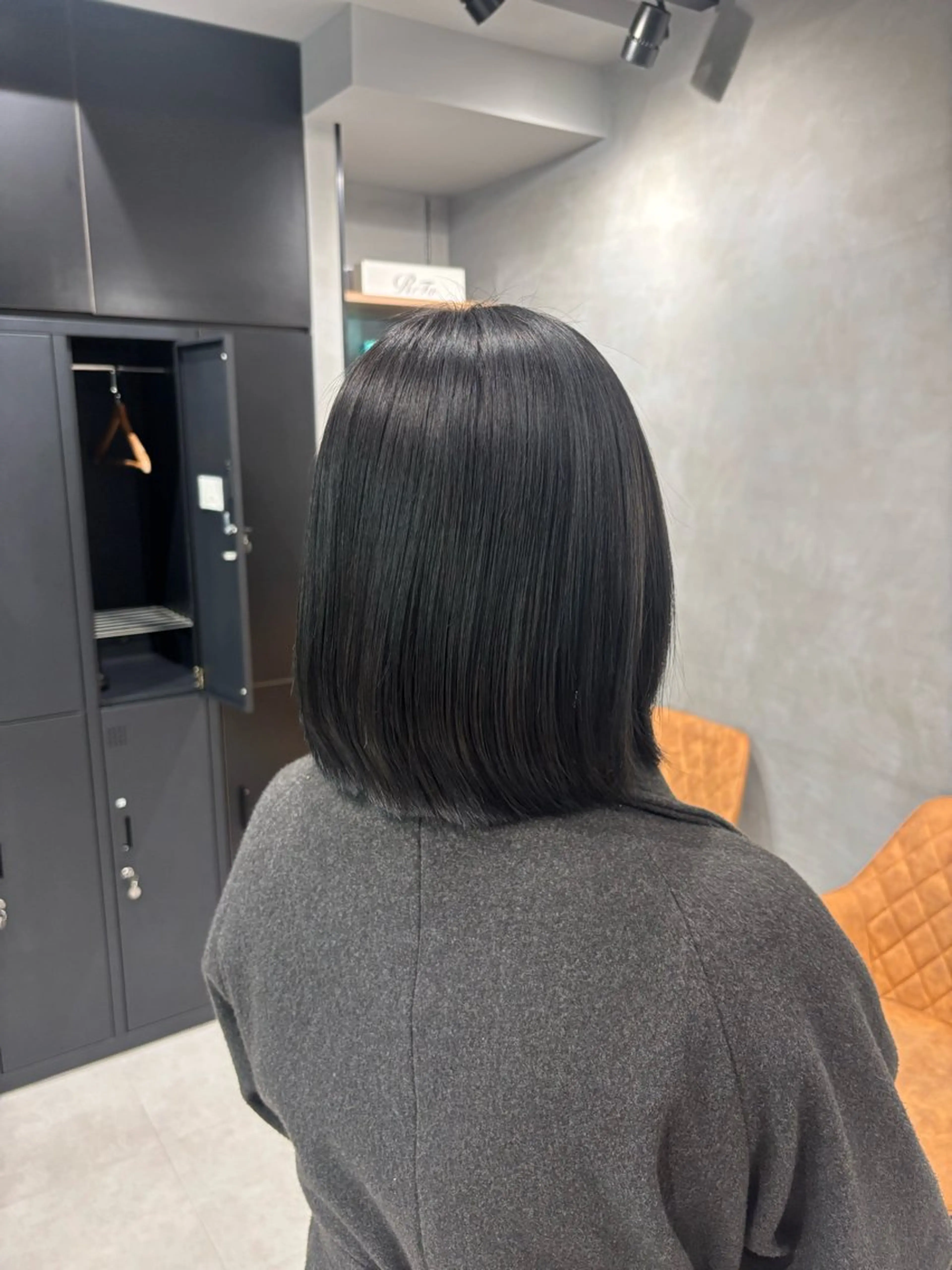 ミディアム カラー 黒髪 ブリーチ ブルーカラー ブルーブラック ヘアカラー トリートメント うる艶カラー✨️ 耳ツボ💠mamiのヘアスタイル