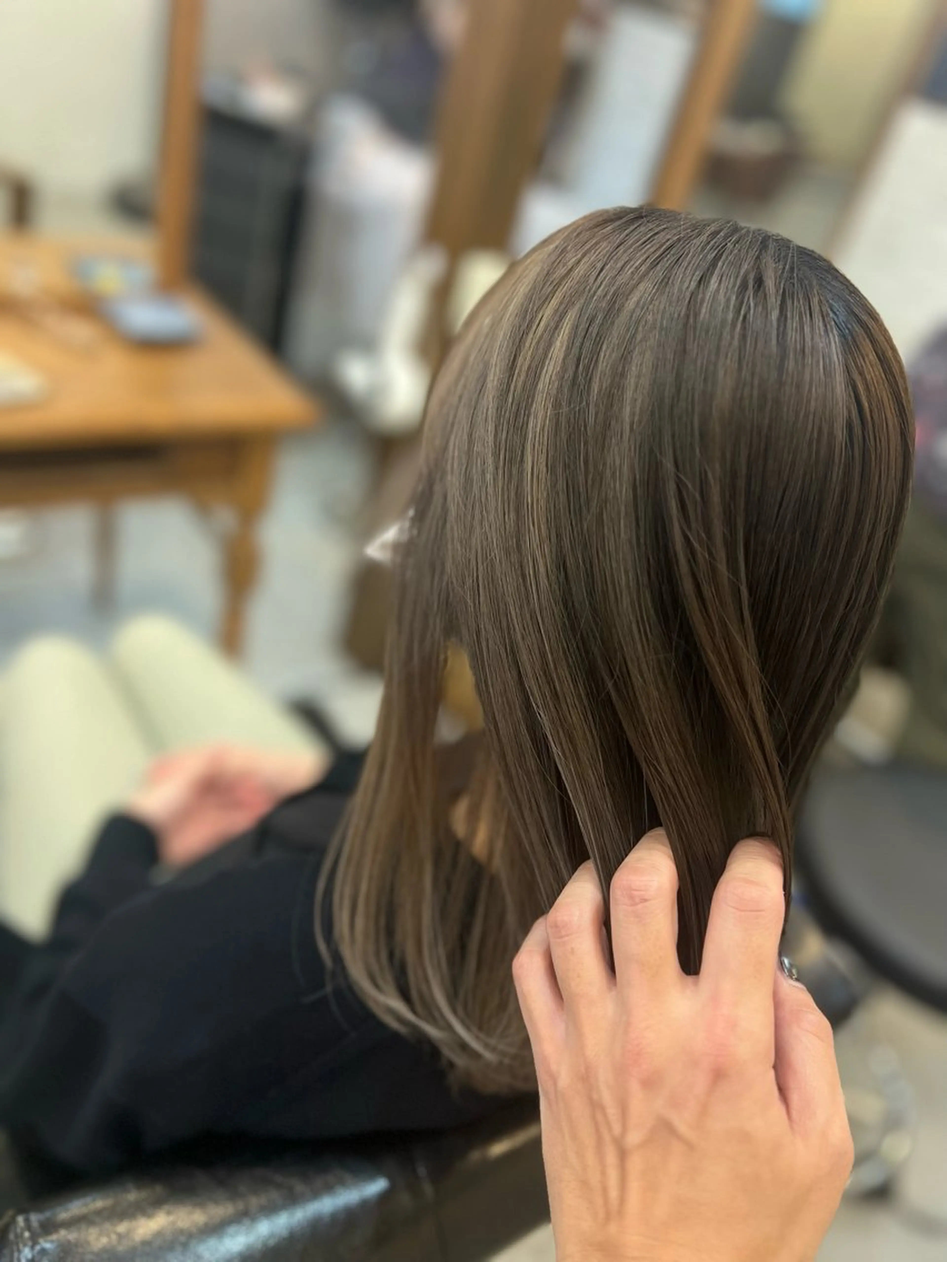 ミディアム カラー アッシュ ベージュカラー ブリーチ ブラウンカラー ダークブラウン ヘアカラー Style Tのヘアスタイル