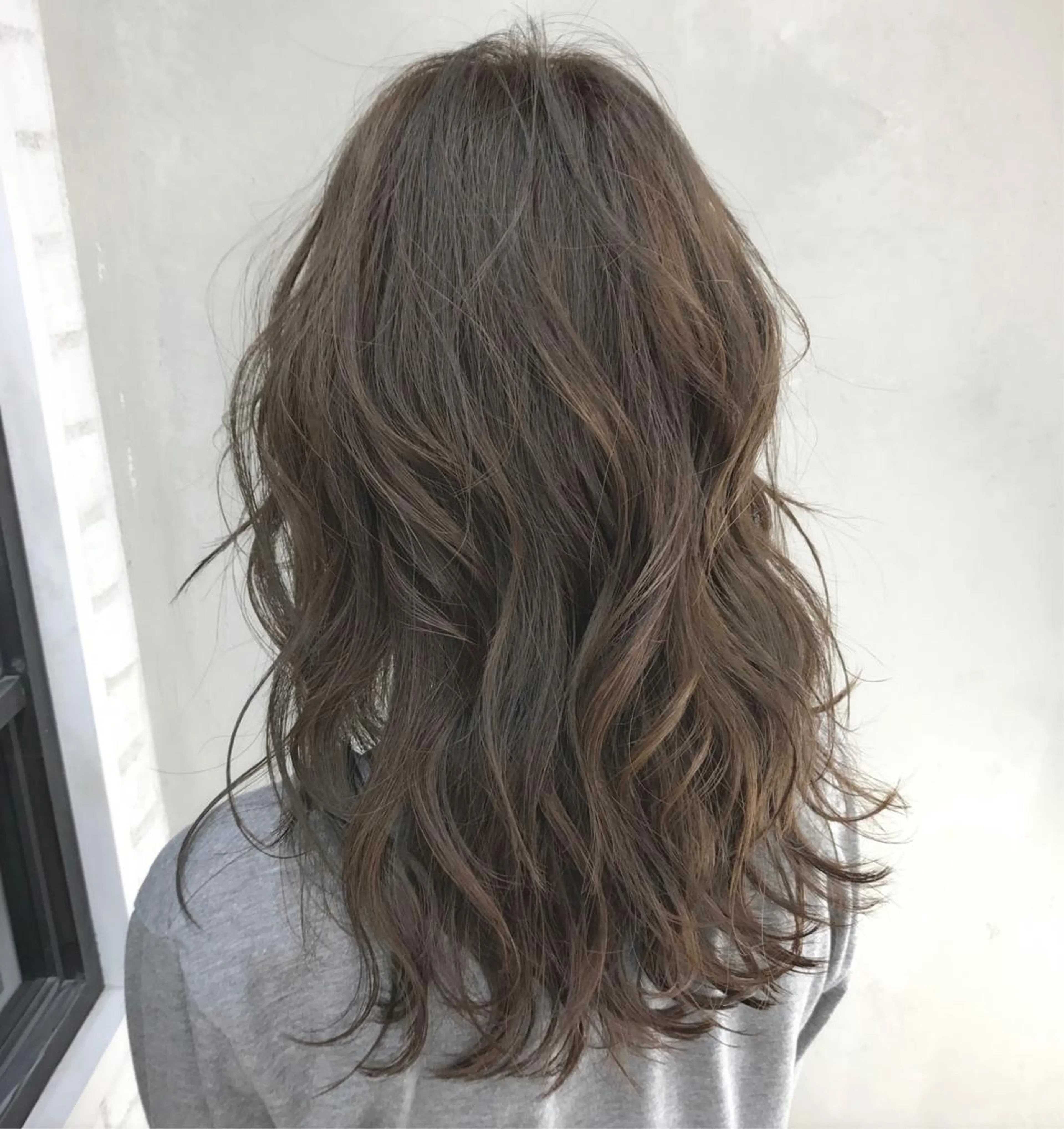 セミロング TOMOYAレイヤー ブリーチ縮毛矯正のヘアスタイル
